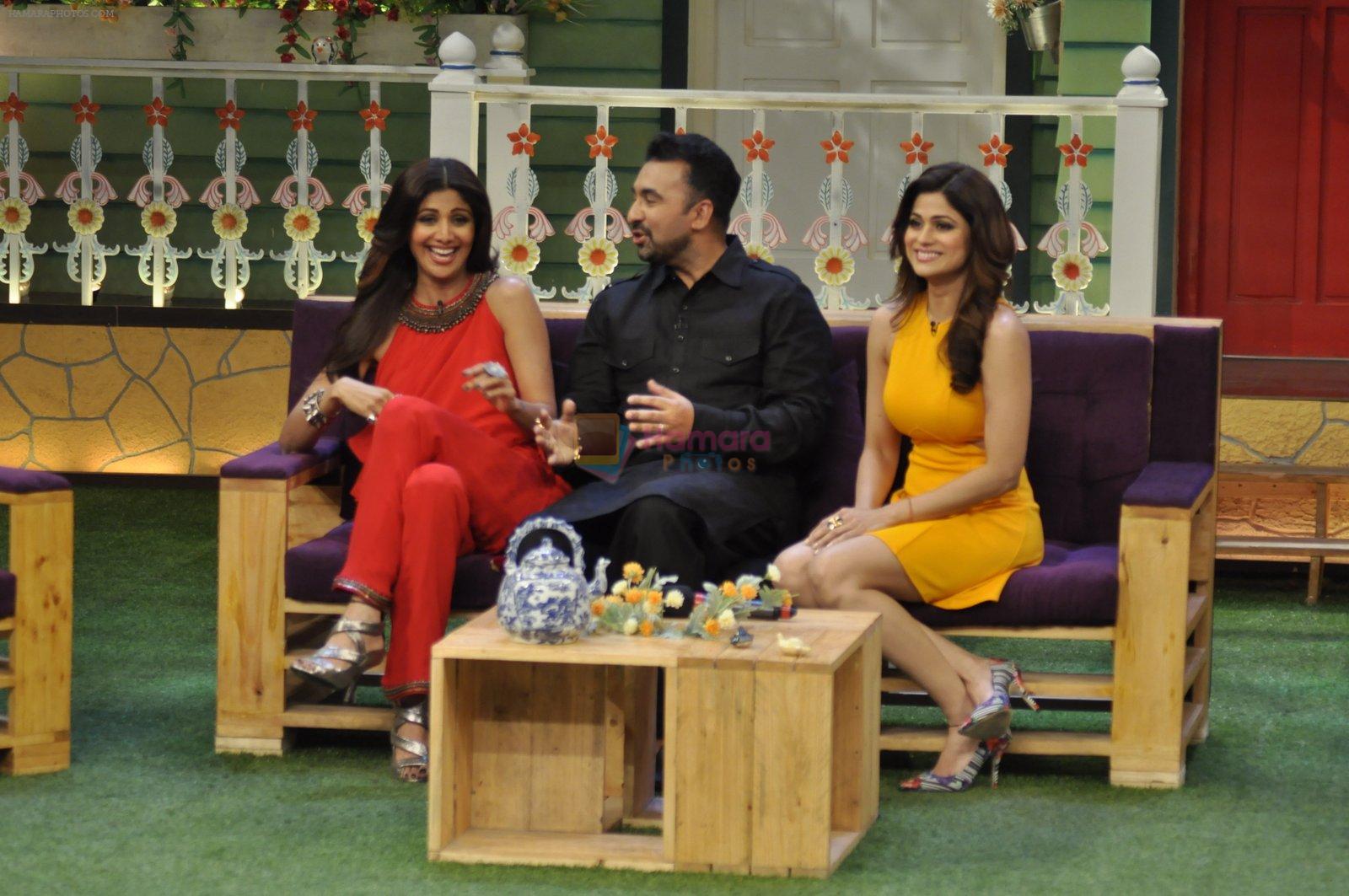 Shilpa Shetty, Raj Kundra, Shamita Shetty on the sets of Kapil Sharma show on 9th June 2016