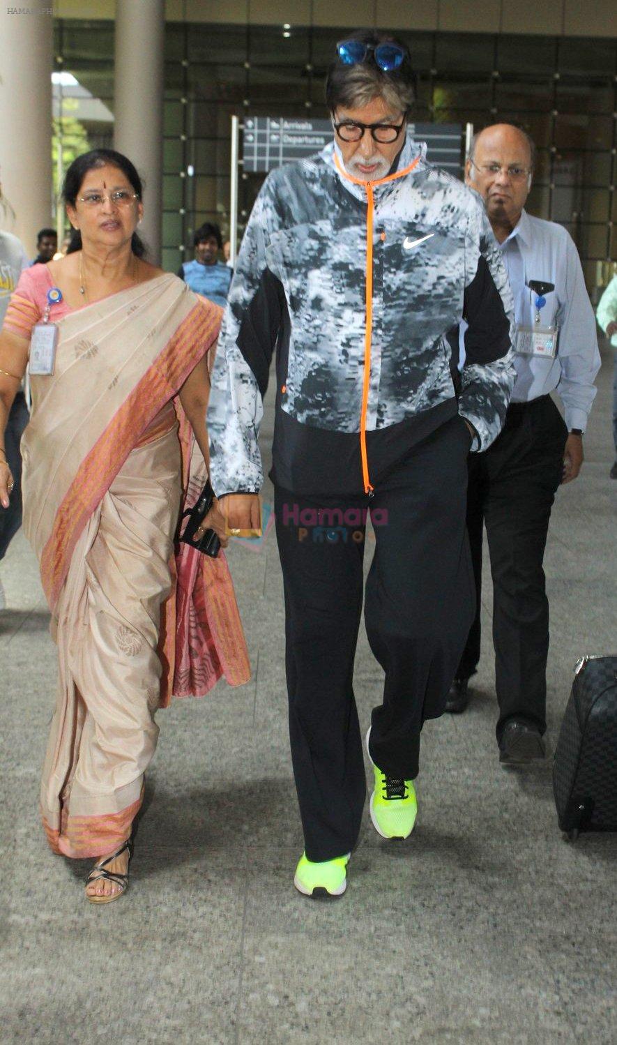 Amitabh Bachchan snapped at international Airport on 9th June 2016