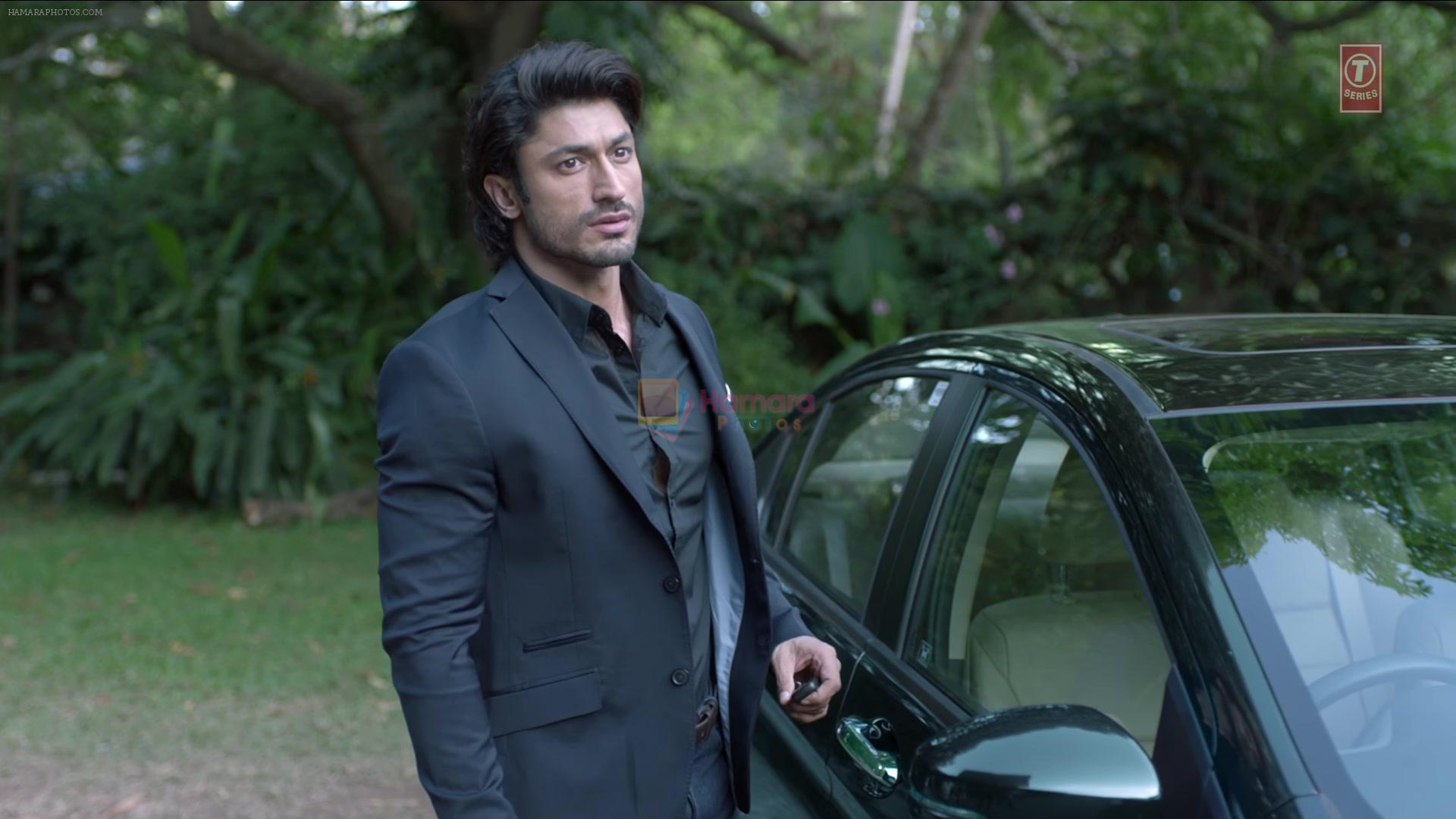 Vidyut Jammwal in Dillagi Music Video Still