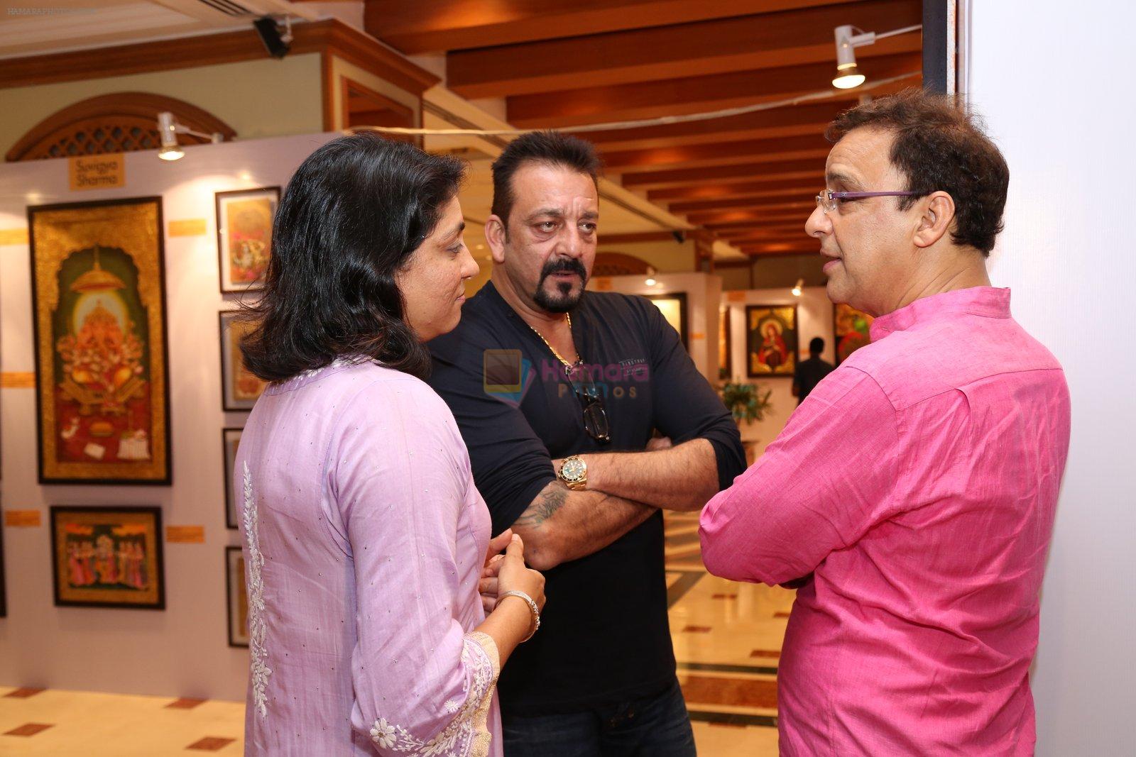 Priya Dutt, Sanjay Dutt, Vidhu Vinod Chopra at Nargis Dutt Foundation art event on 11th June 2016