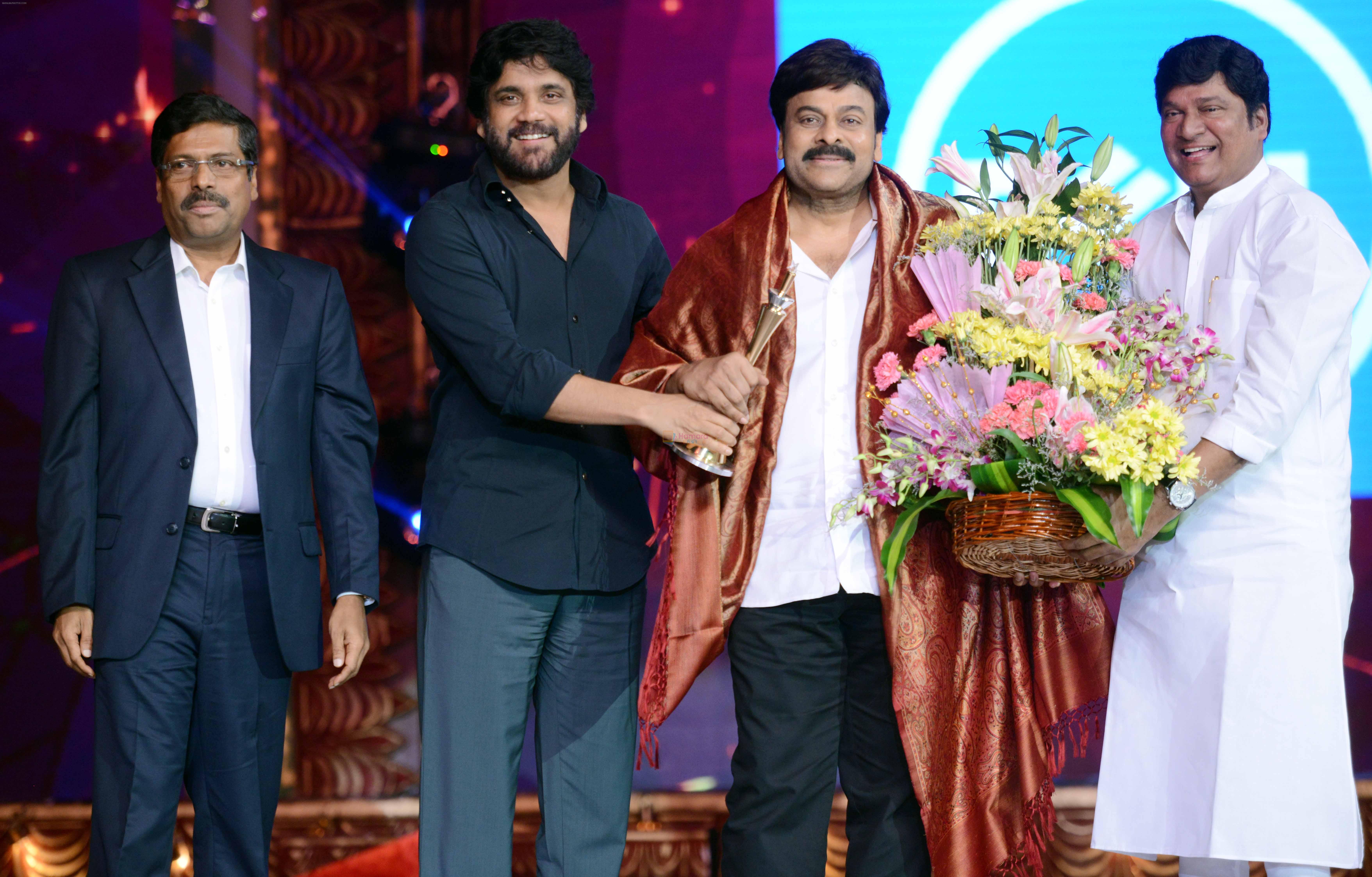 Chiranjeevi at CINEMAA AWARDS red carpet on 13th June 2016