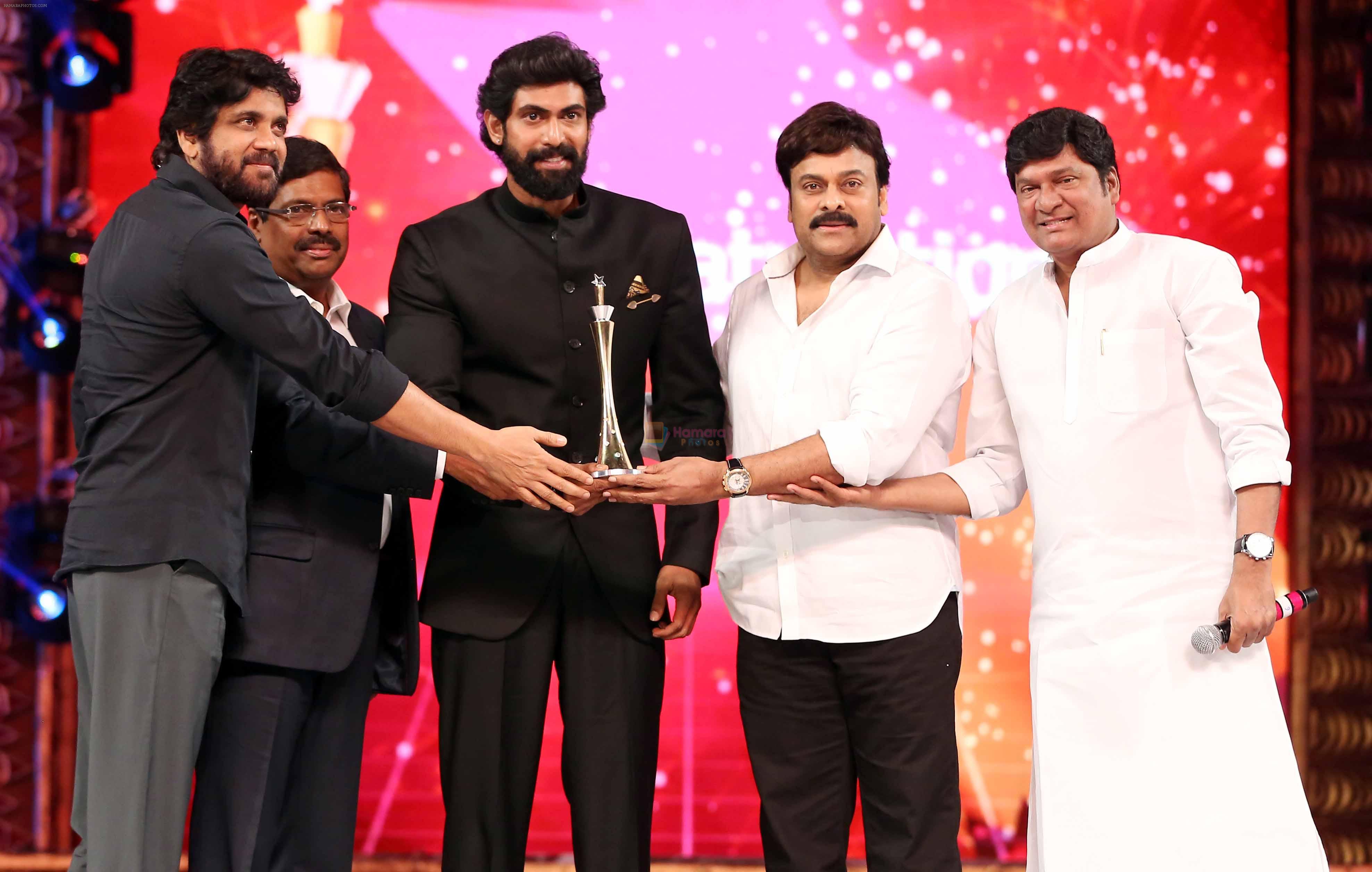 Chiranjeevi at CINEMAA AWARDS red carpet on 13th June 2016