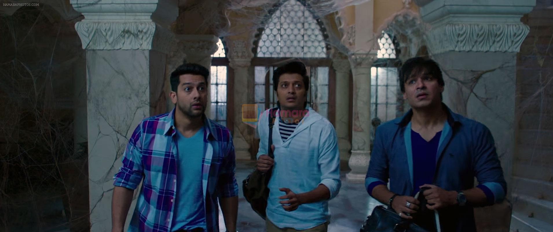 Vivek Oberoi, Ritesh Deshmukh, Aftab Shivdasani in Great Grand Masti Movie Still