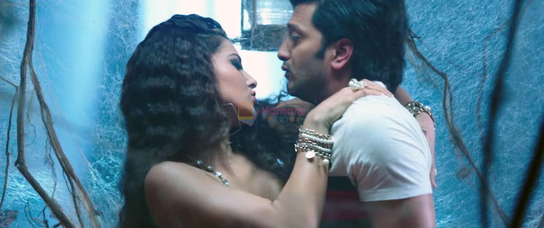 Ritesh Deshmukh, Urvashi Rautela in Great Grand Masti Movie Still