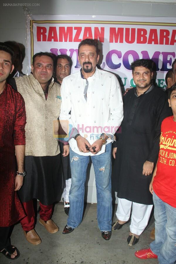 Sanjay Dutt graces an Iftaar party in Bandra on 16th June 2016