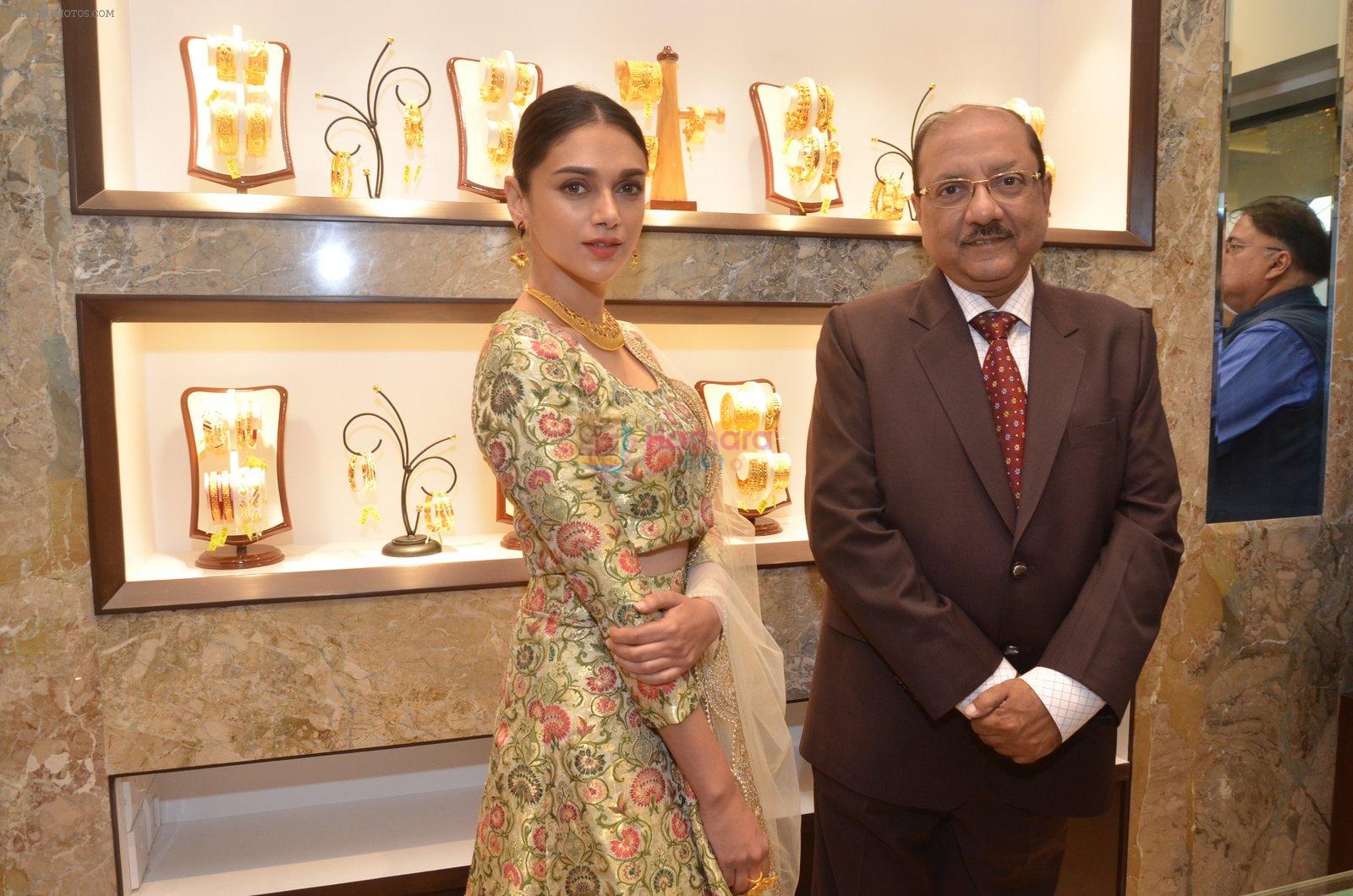 Aditi Rao Hydari in Payal Singhal at P. C. Chandra Jewellers store launch on 17th June 2016