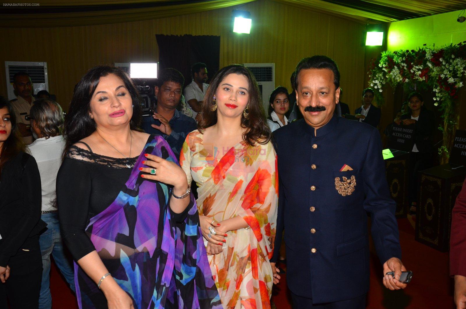 Salma Agha, Sasha Agha at Baba Siddique & Zeeshan Siddique's Iftaari celebration on 19th June 2016