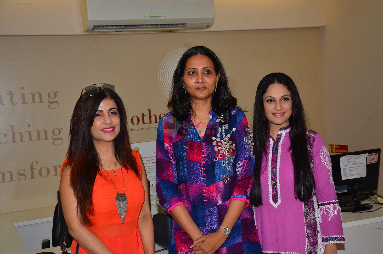 Gracy Singh, Shibani Kashyap at a welness centre launch in Mumbai on 19th June 2016
