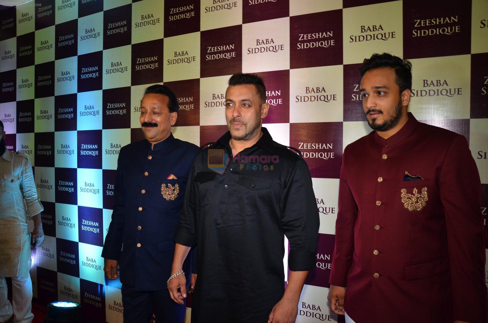 Salman Khan at Baba Siddique & Zeeshan Siddique's Iftaari celebration on 19th June 2016