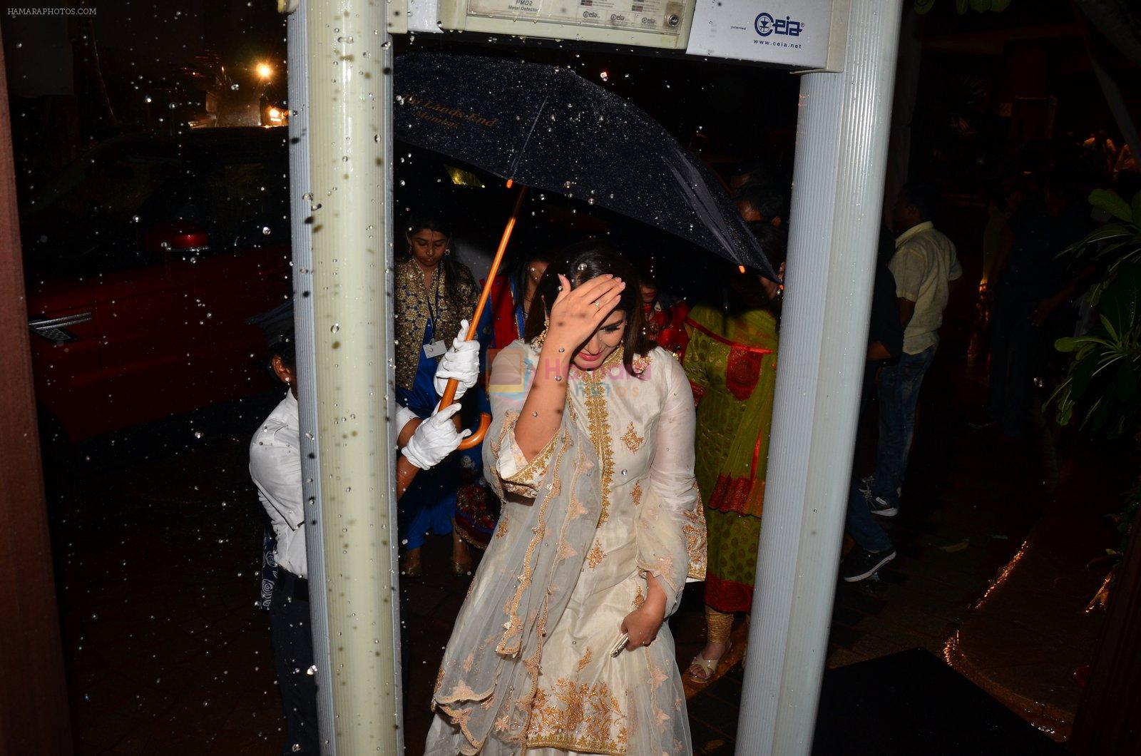 Huma Qureshi at Baba Siddique & Zeeshan Siddique's Iftaari celebration on 19th June 2016