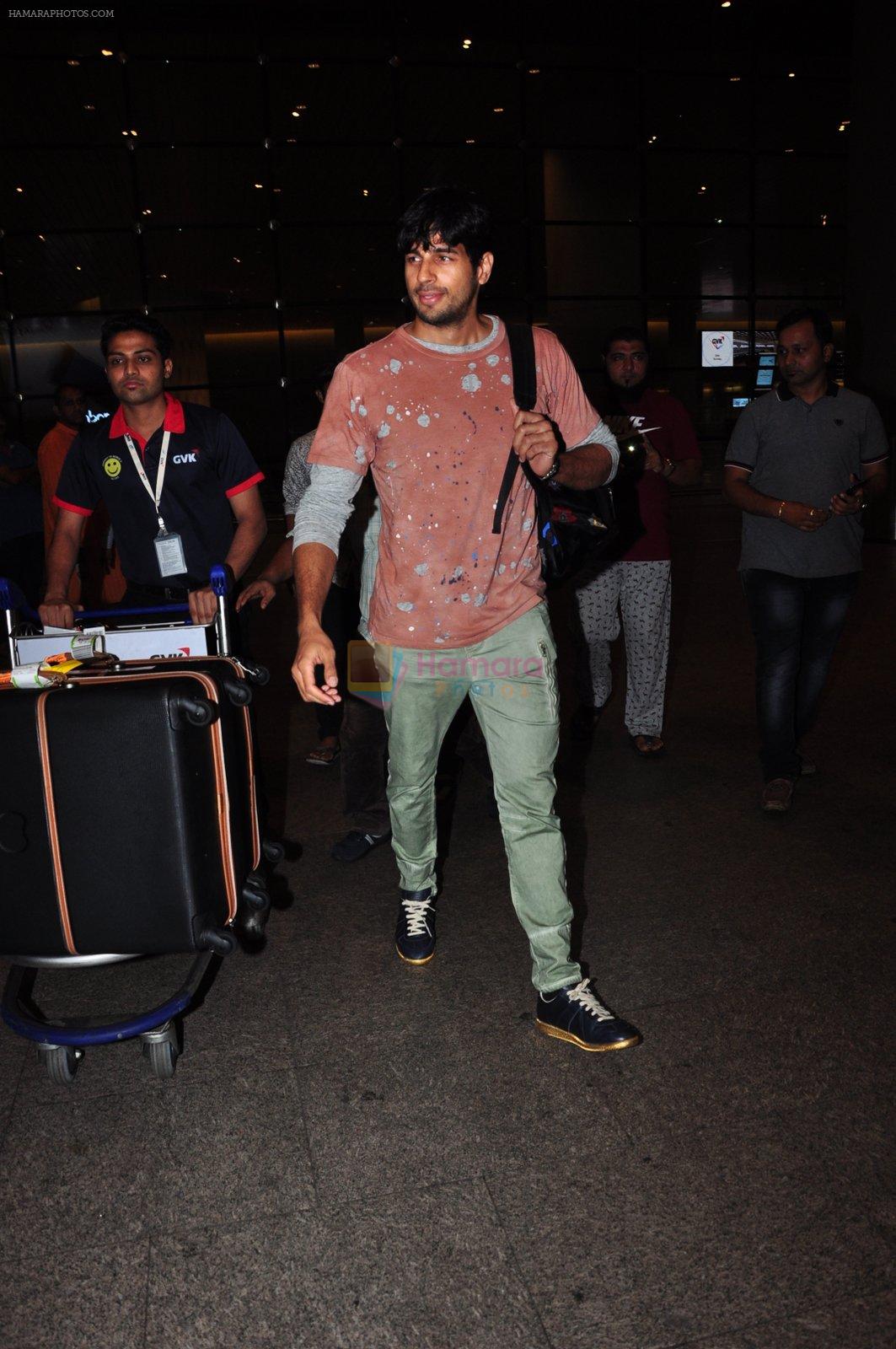 Sidharth Malhotra snapped at airport on 25th June 2016