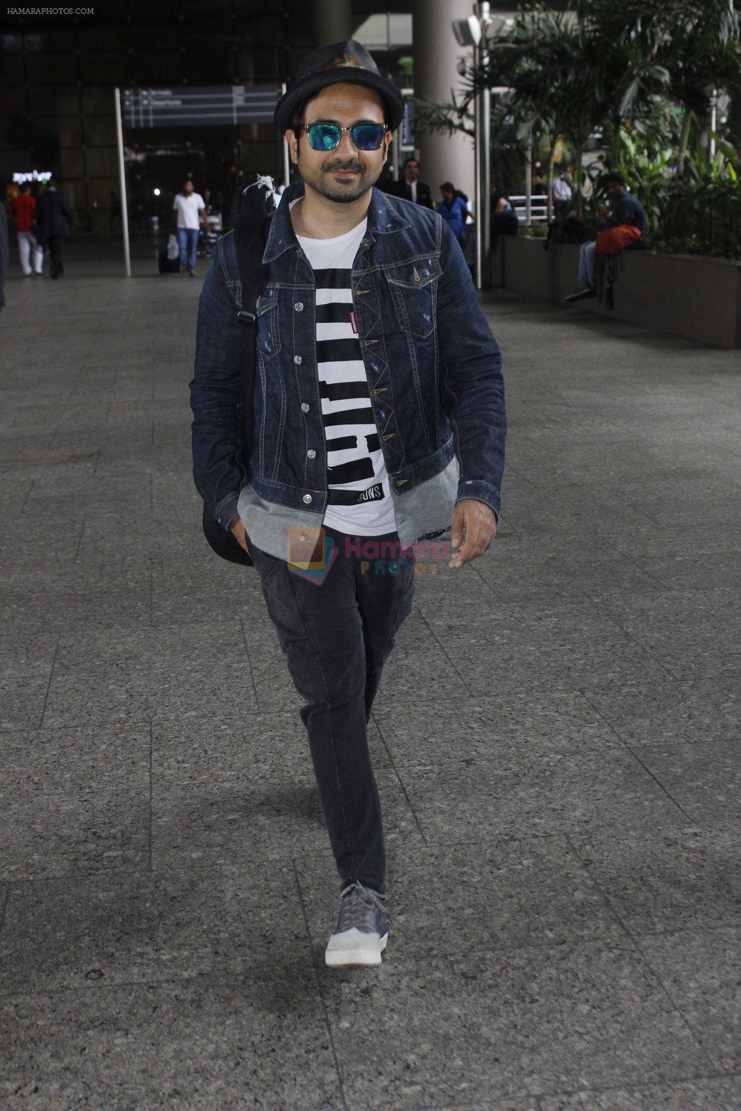 Vir Das snapped at airport in Mumbai on 27th June 2016