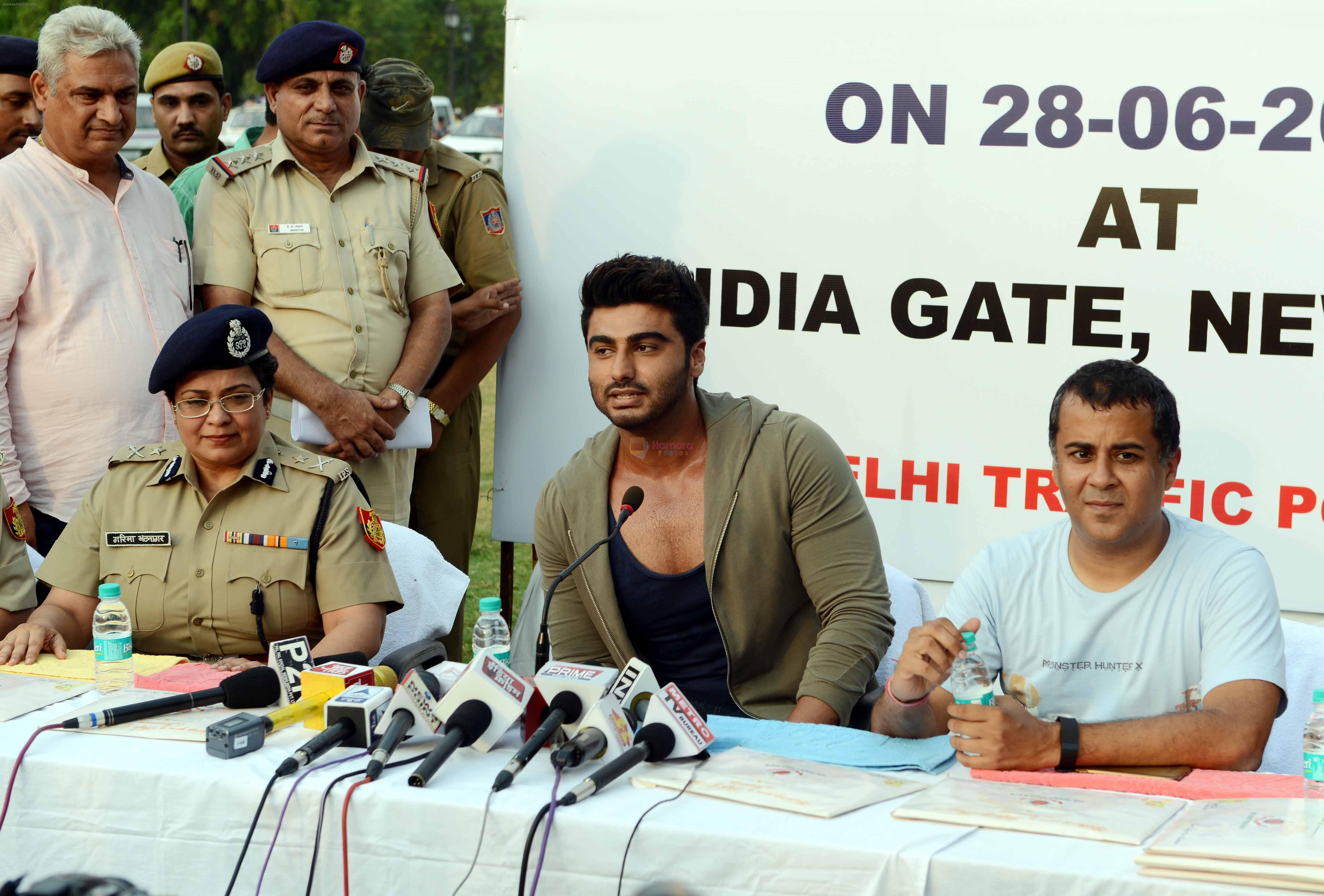 Arjun Kapoor, Chetan Bhagat at Road Safety Awareness Campaign in India Gate, New Delhi on 28th June 2016