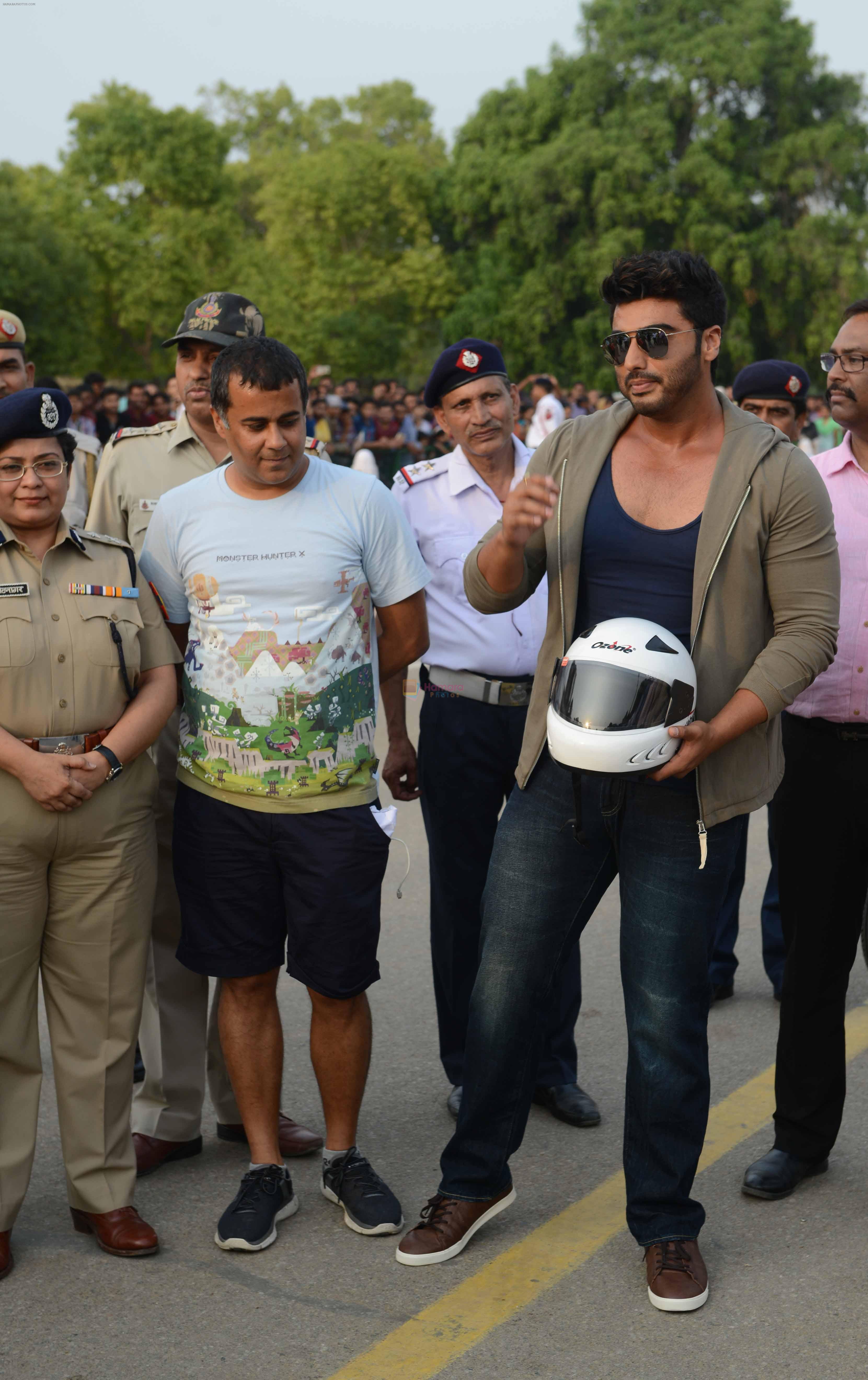 Arjun Kapoor, Chetan Bhagat at Road Safety Awareness Campaign in India Gate, New Delhi on 28th June 2016