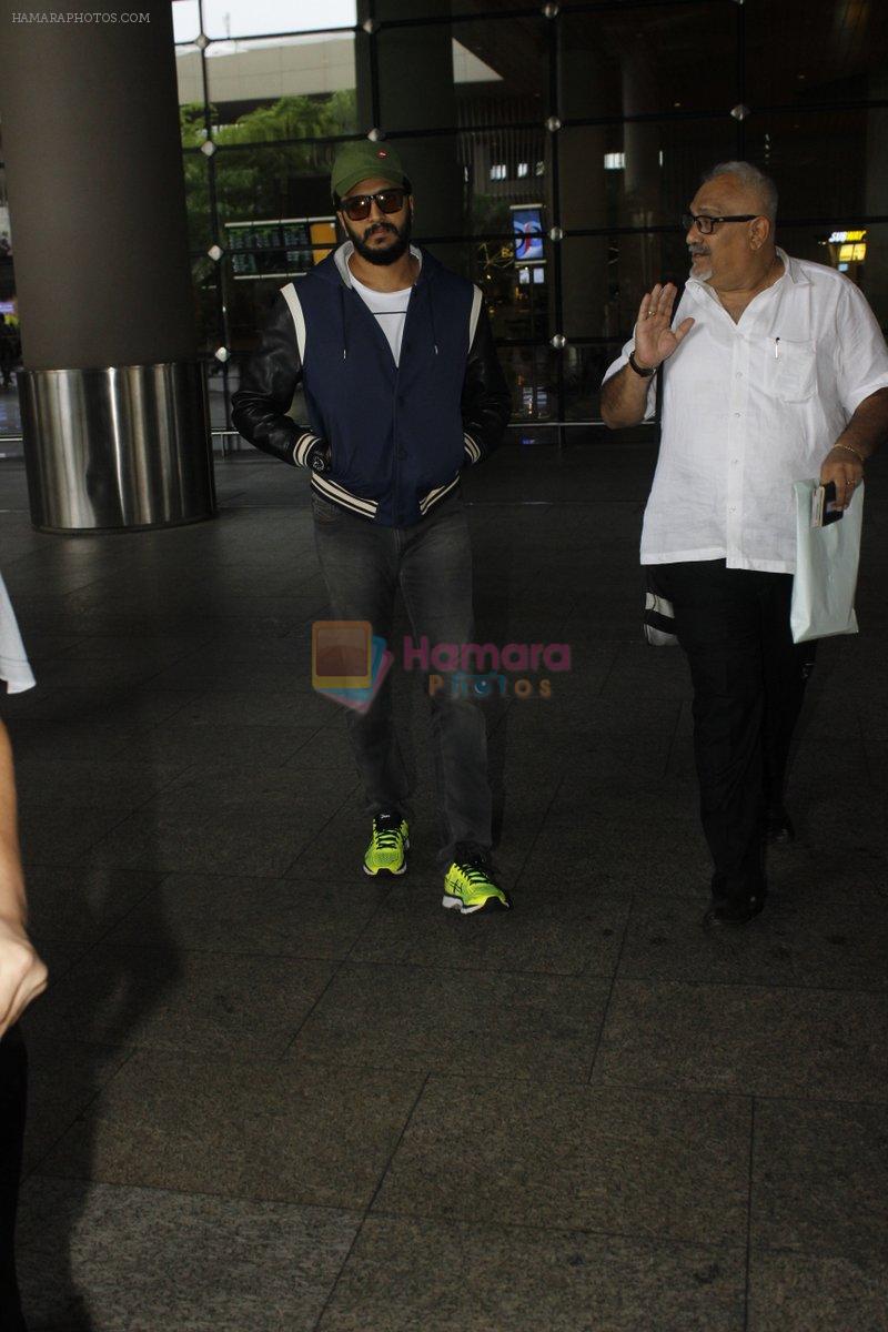 Riteish Deshmukh snapped at airport on 30th June 2016