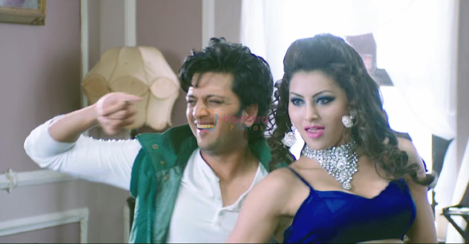 Ritesh Deshmukh, Urvashi Rautela in Resham Ka Rumaal song still from Great Grand Masti Movie