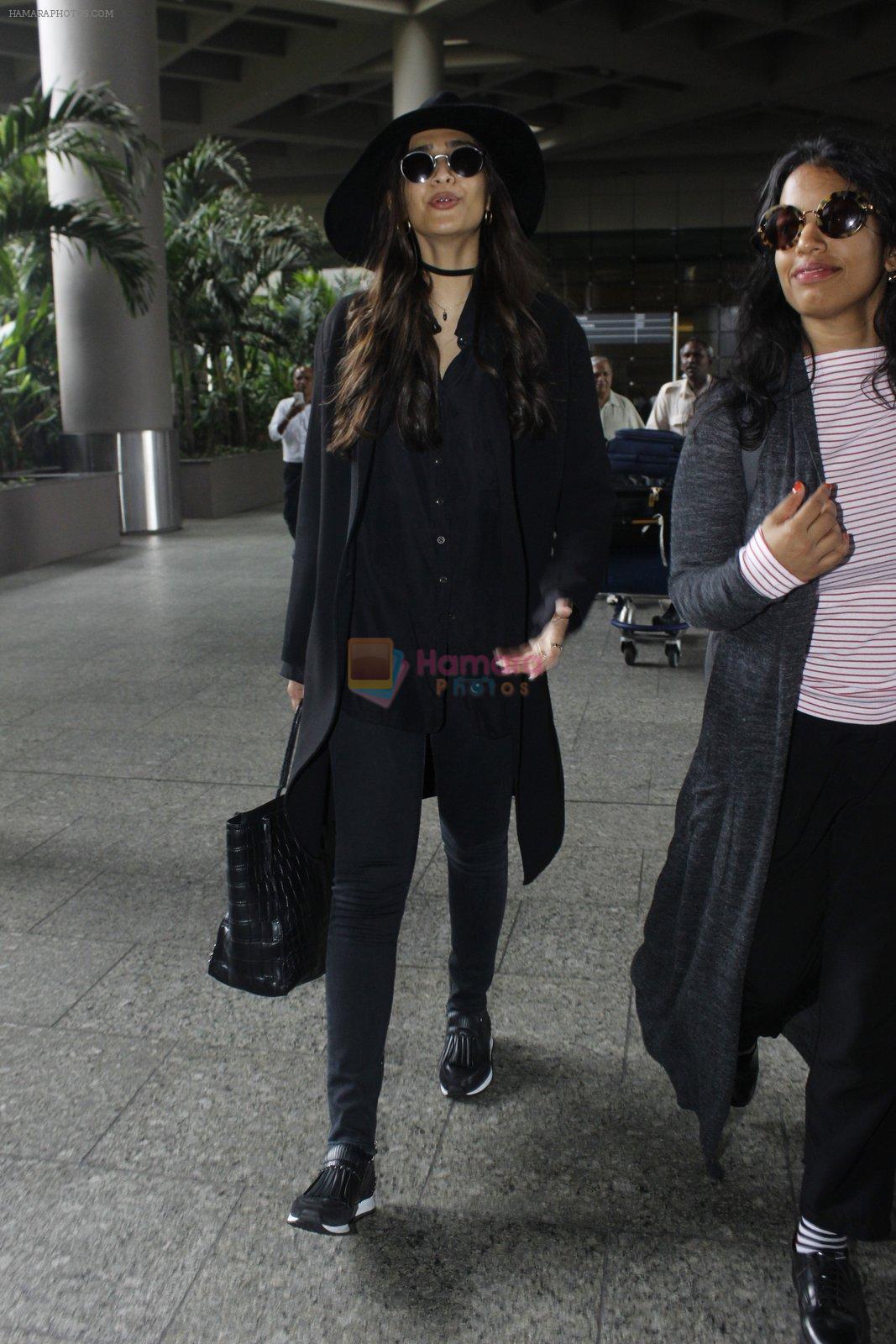Sonam Kapoor at Airport on 6th July 2016
