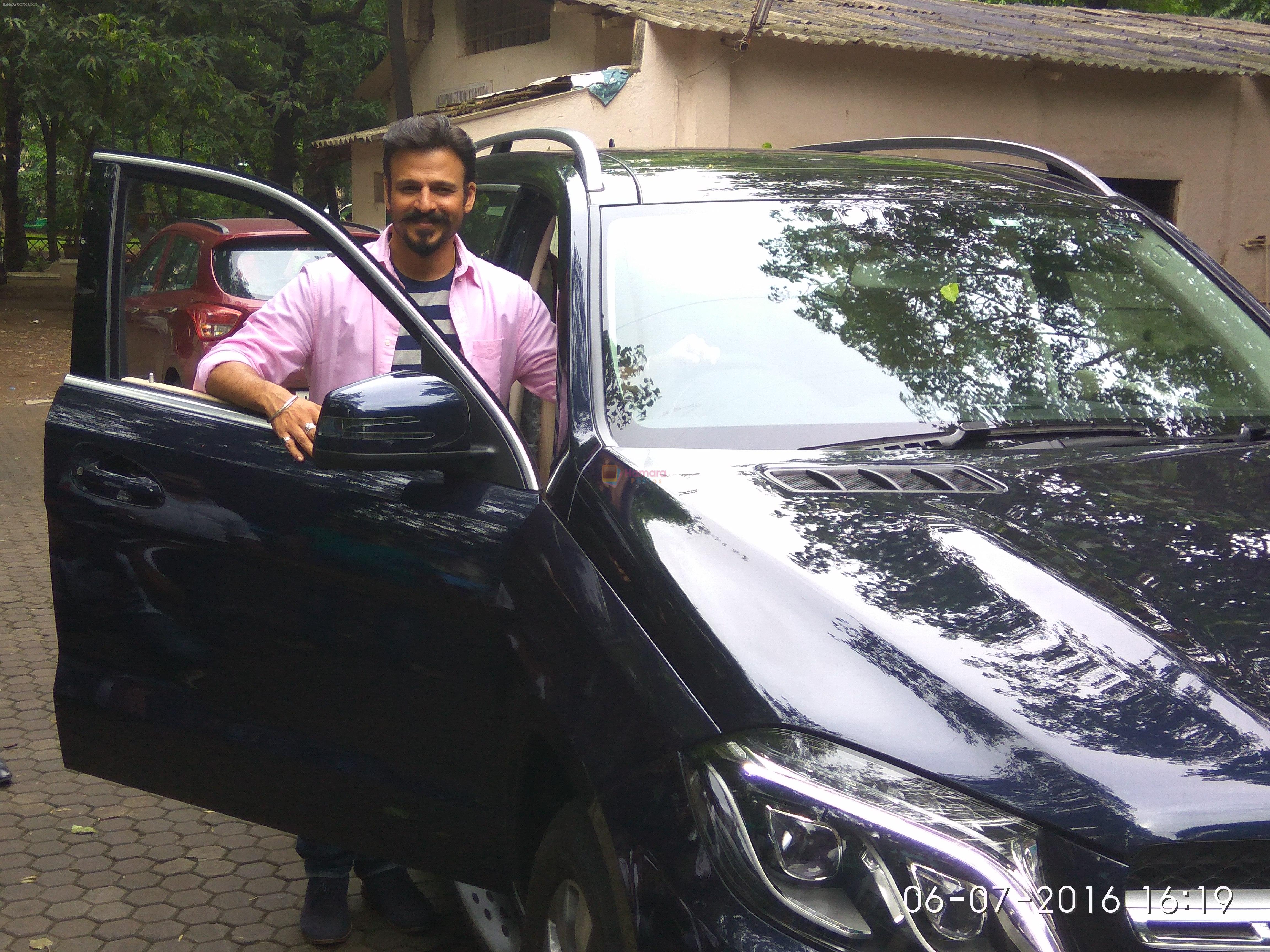 Suresh Oberoi gifts son Vivek Oberoi on the occasion of his 15 years in the industry on 7th July 2016