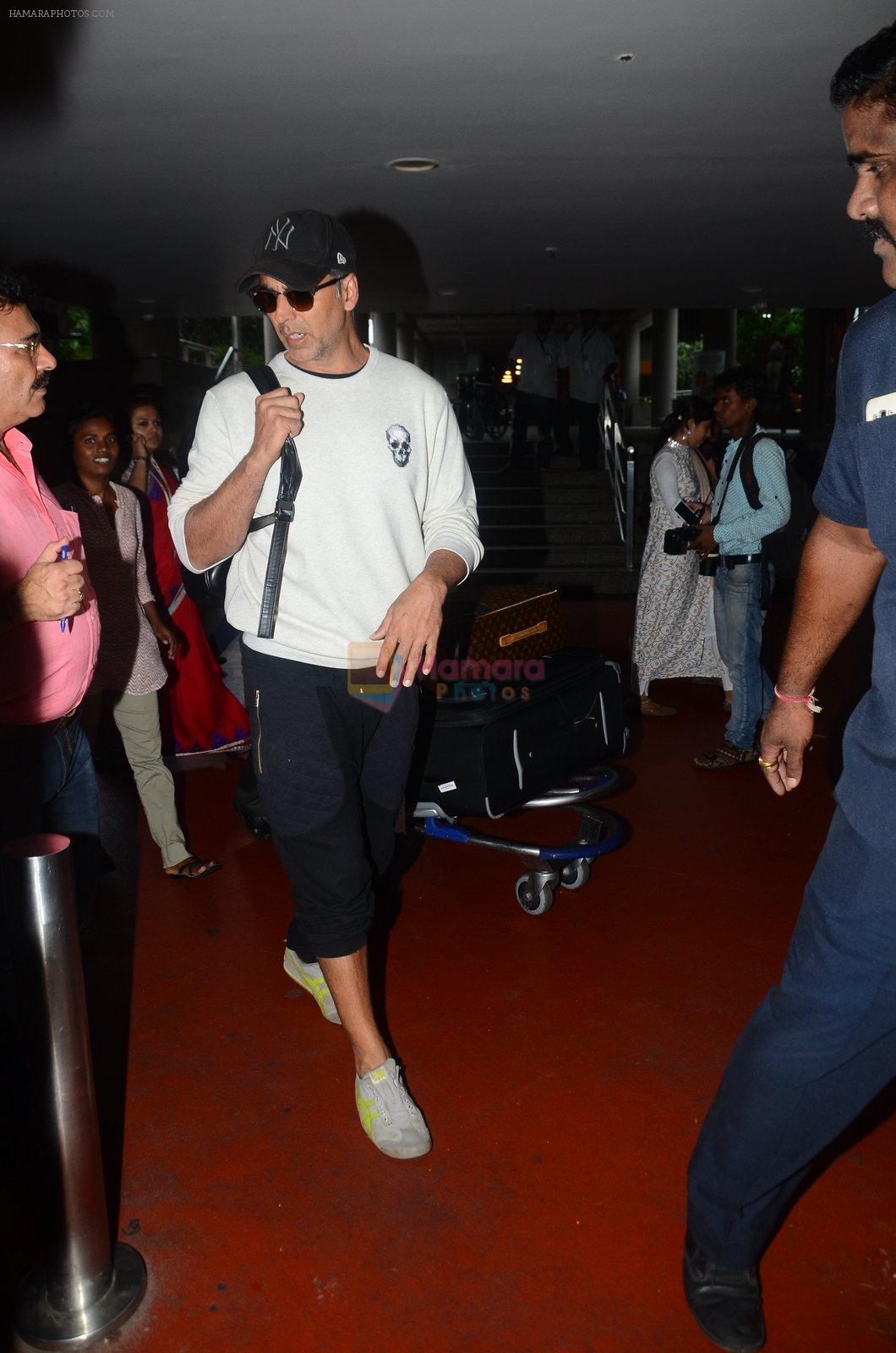 Akshay Kumar returns from holidays in Mumbai on 10th July 2016