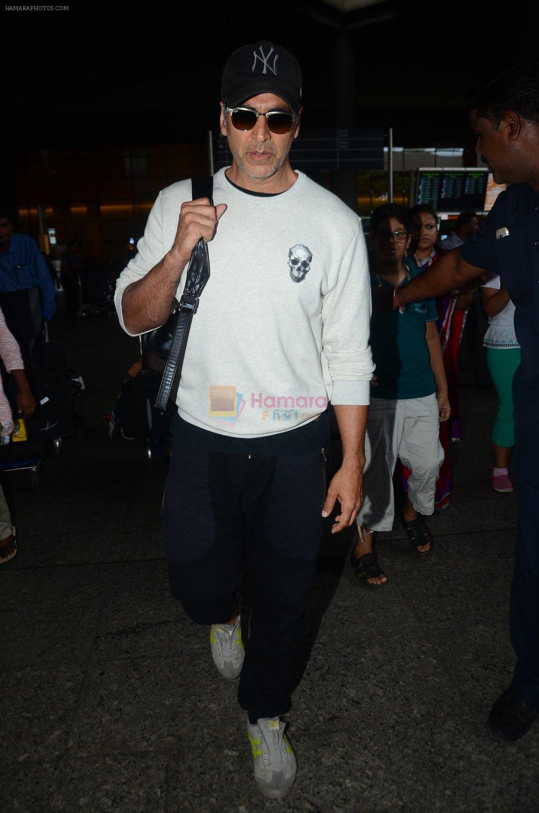 Akshay Kumar returns from holidays in Mumbai on 10th July 2016