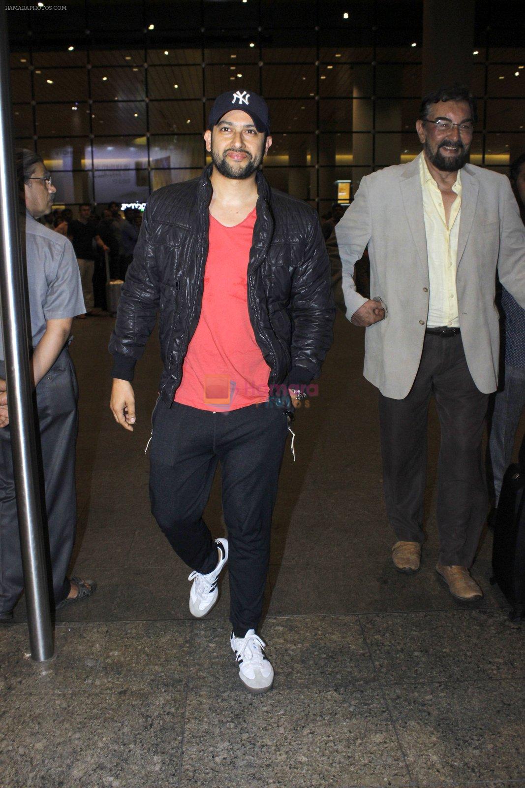 Aftab Shivdasani snapped at the airport on 12th July 2016