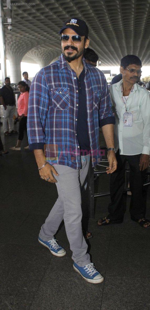 vivek oberoi at Airport on 13th July 2016