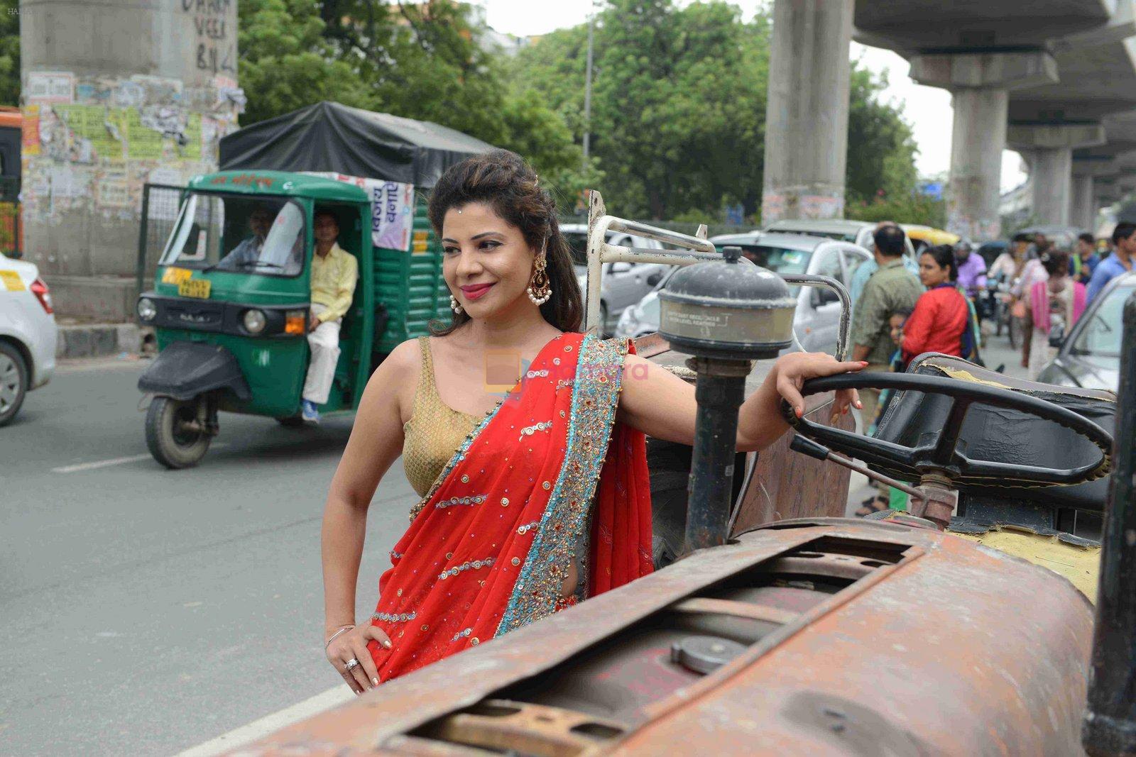 Sambhavna Seth with Avinash during the Wedding Mehandi Function at Sky Bar Rajori Garden in New Delhi on 13th July 2016