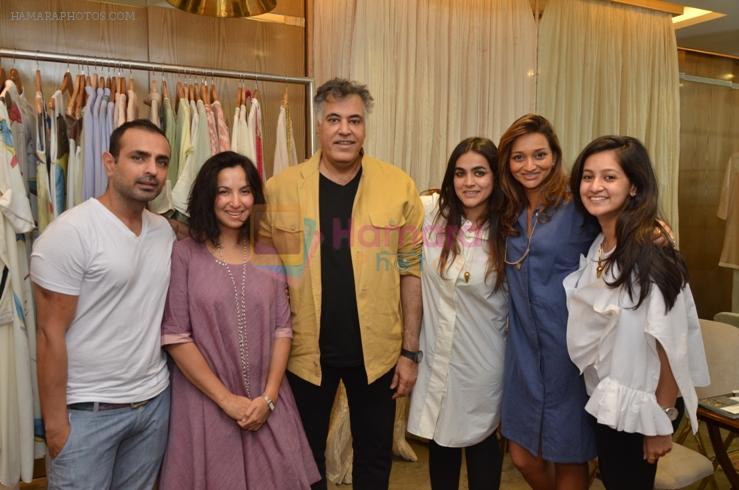 Designers Mayank Anand, Shraddha Nigam, Kichu Dandiya, Anjali Patel Mehta with Saudamini Mattu and Abu Jani at the launch of FANTASTIQUE by Abu Sandeep on 15th July 2016