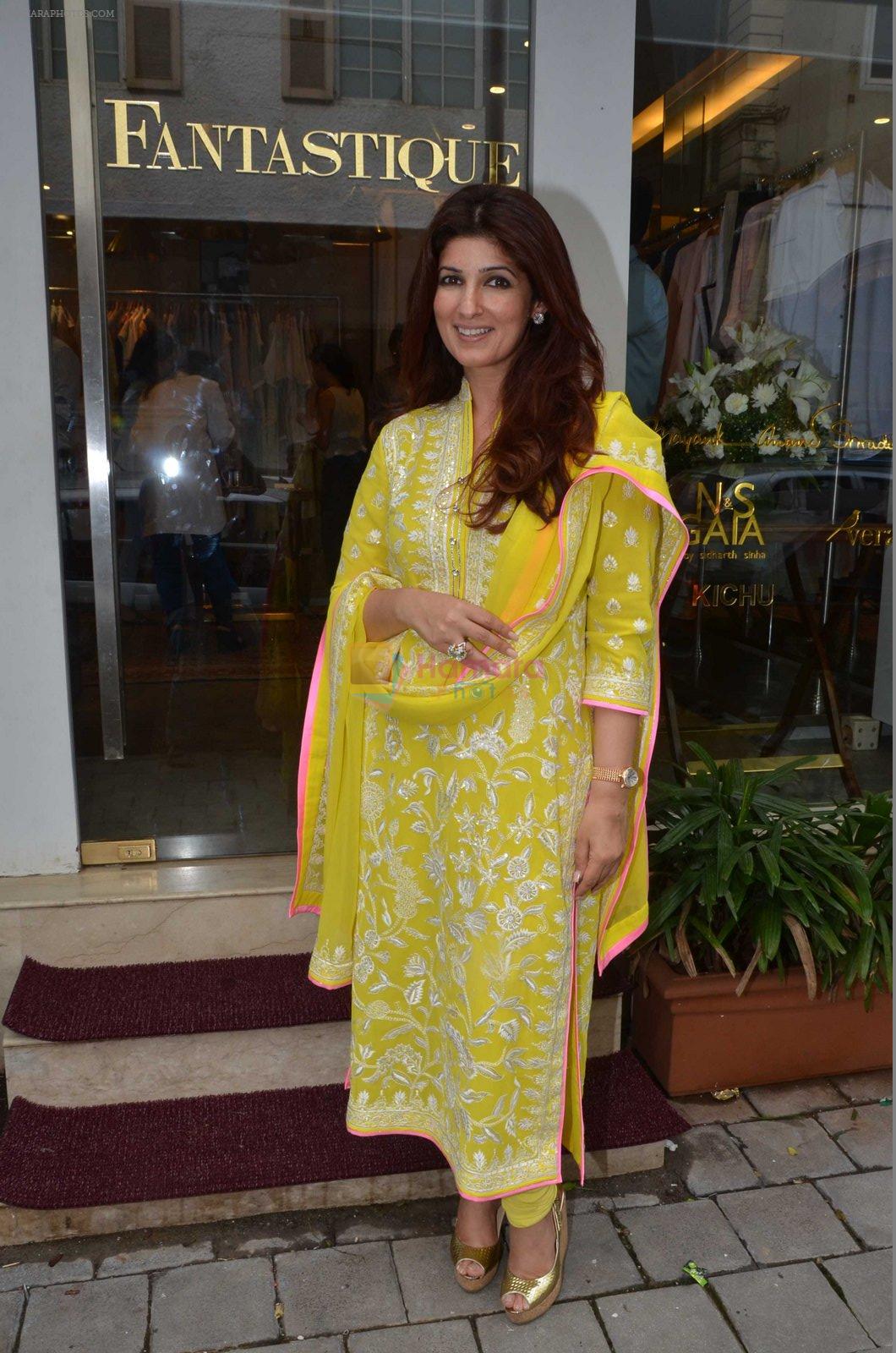 Twinkle Khanna at the launch of FANTASTIQUE by Abu Sandeep on 15th July 2016