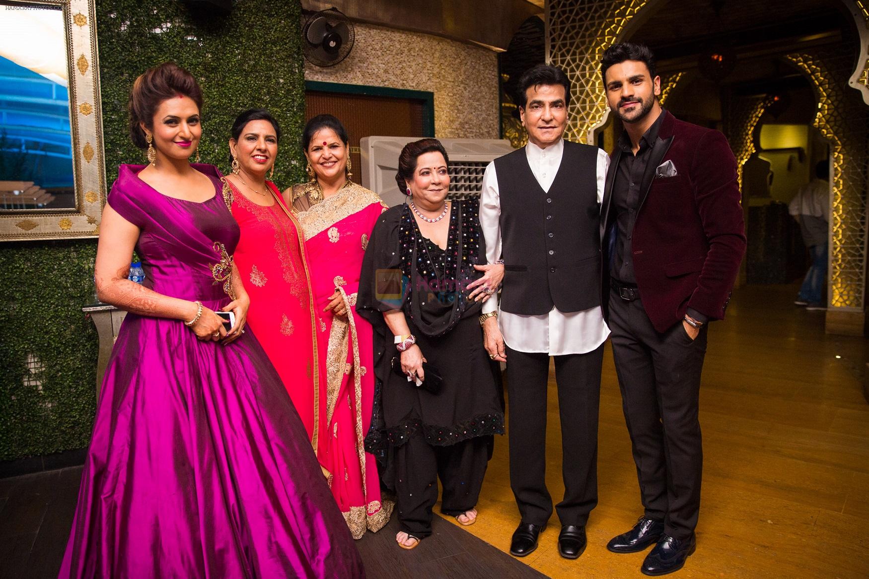 Jeetendra and Shobha Kapoor with Divyanka Tripathi and Vivek Dahiya and their mother at Divyanka-Vivek's Happily Ever After Party in Mumbai on 14th july 2016
