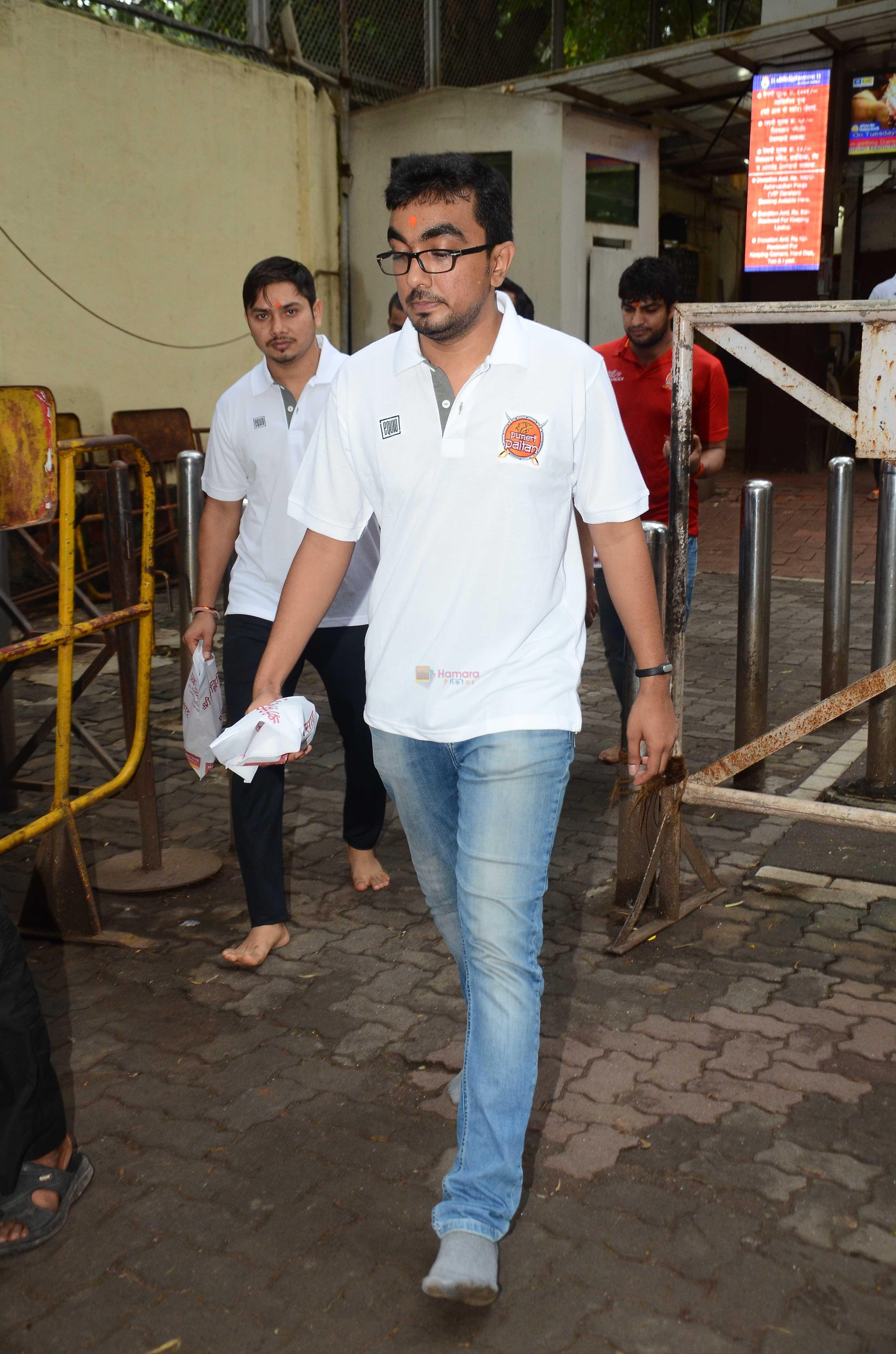Puneri Paltan visits Siddhivinayak Temple, Mumbai on July 20, 2016
