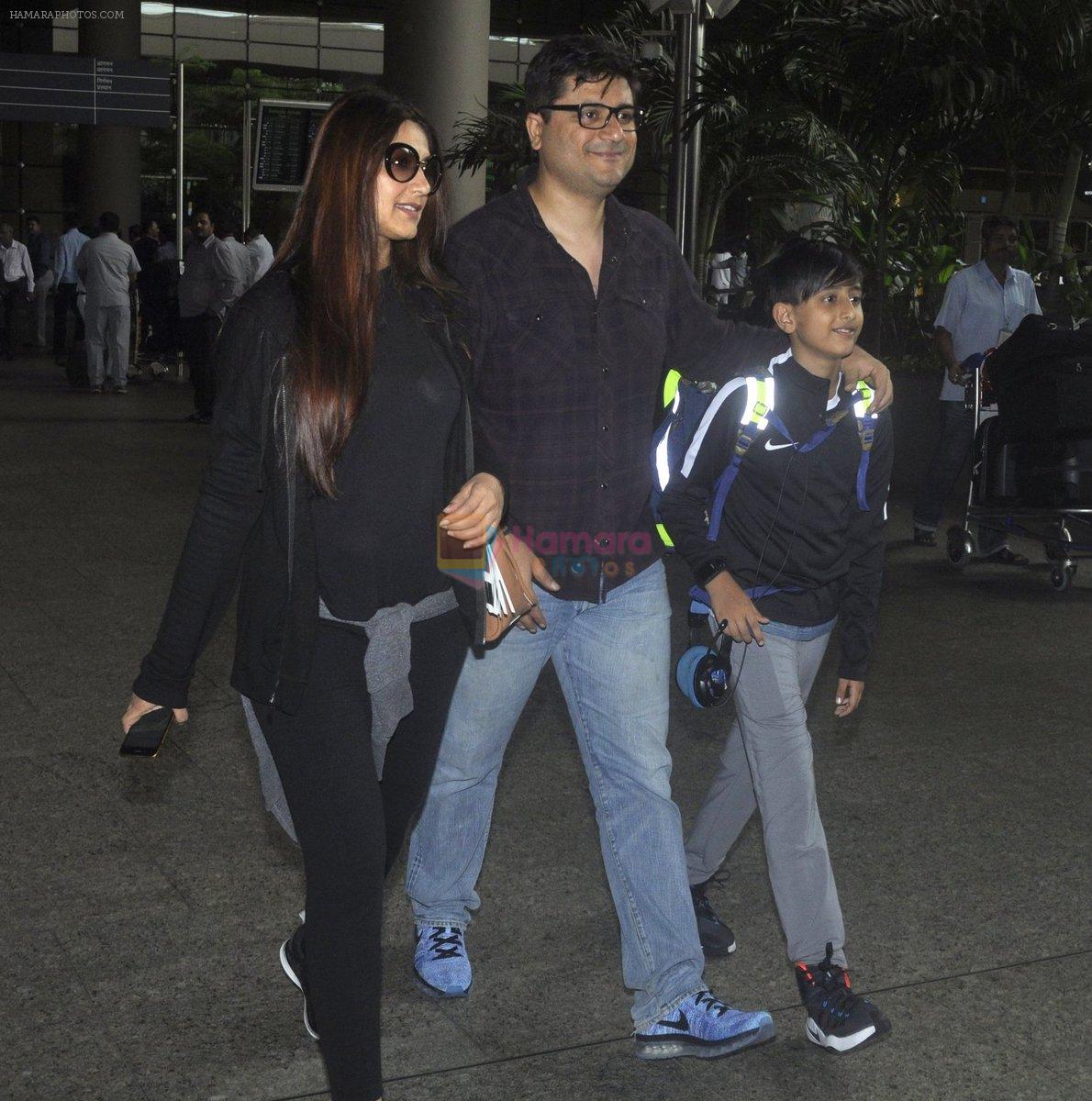 Sonali Bendre with Goldie and Ranveer Behl snapped at airport on July 20, 2016