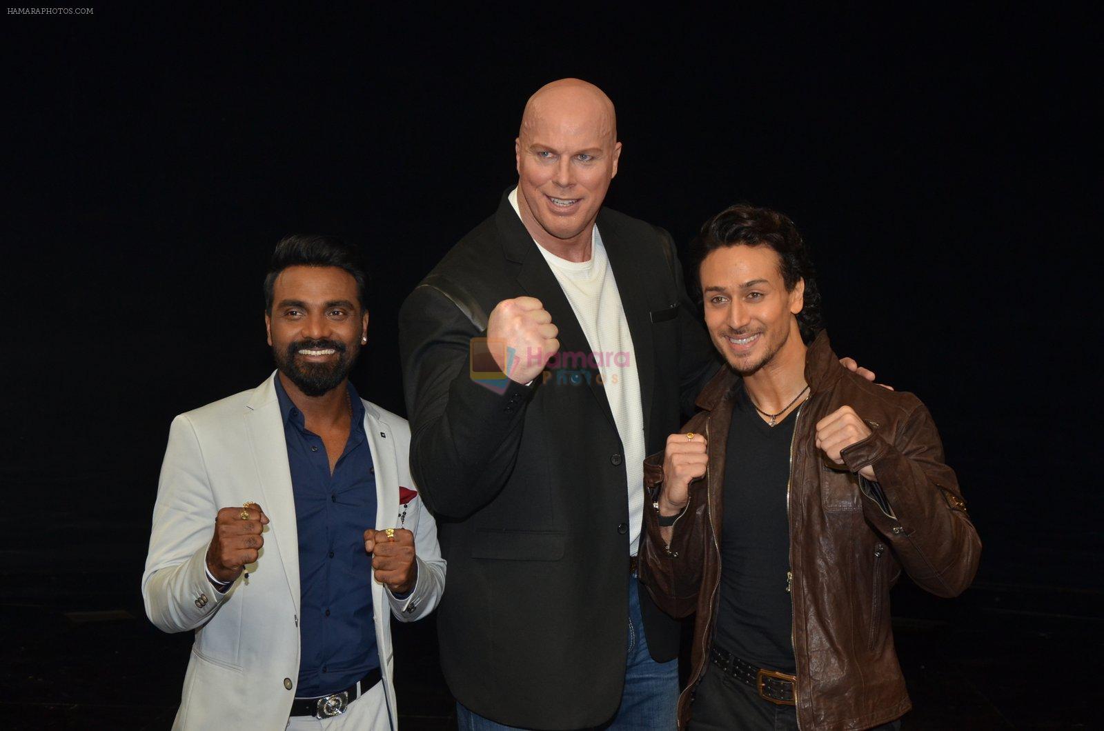 Tiger Shroff, Nathan Jones, Remo D Souza at A Flying Jatt film promotions on the sets of Dance Plus Season 2 on 19th July 2016