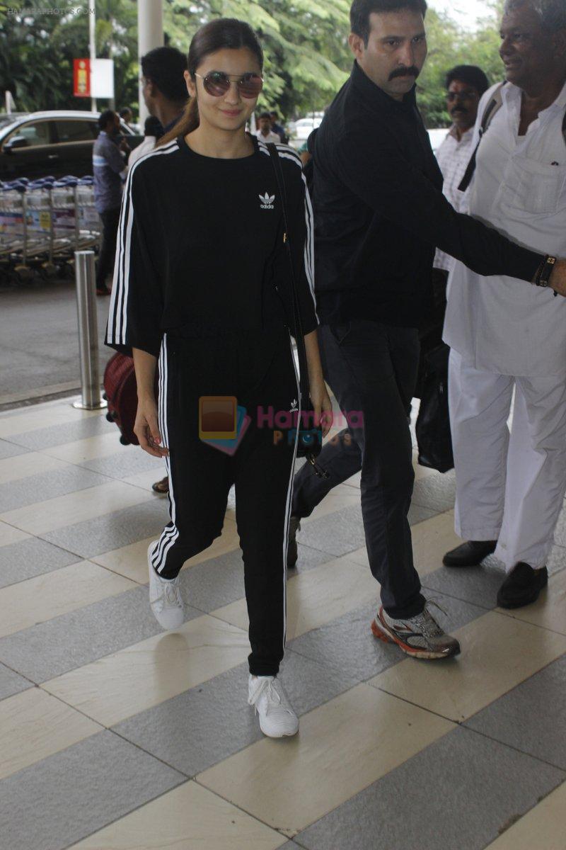 Alia Bhatt snapped at Airport on 21 July 2016