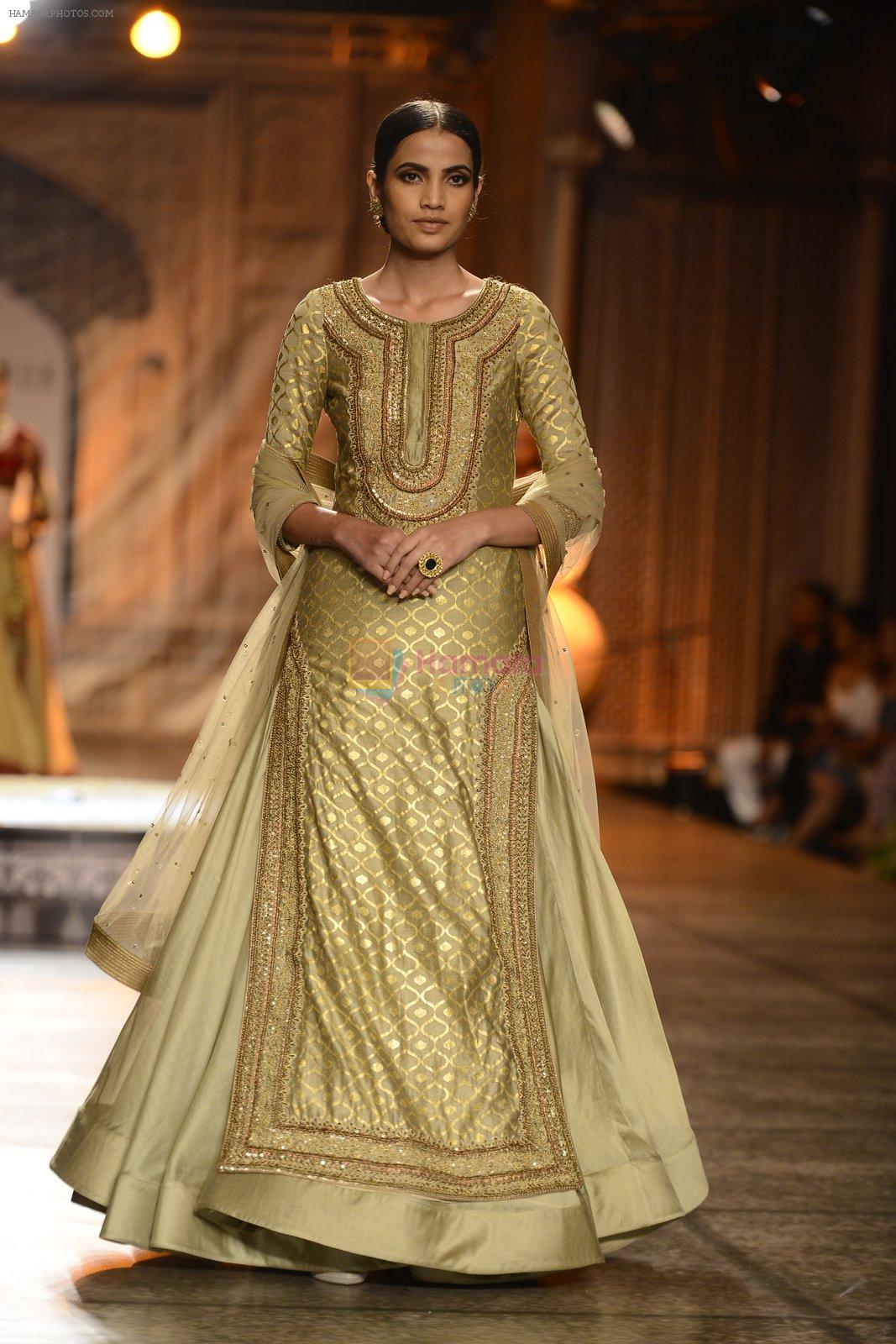 Models Walk the ramp for Reynu Taandon at the FDCI India Couture Week 2016