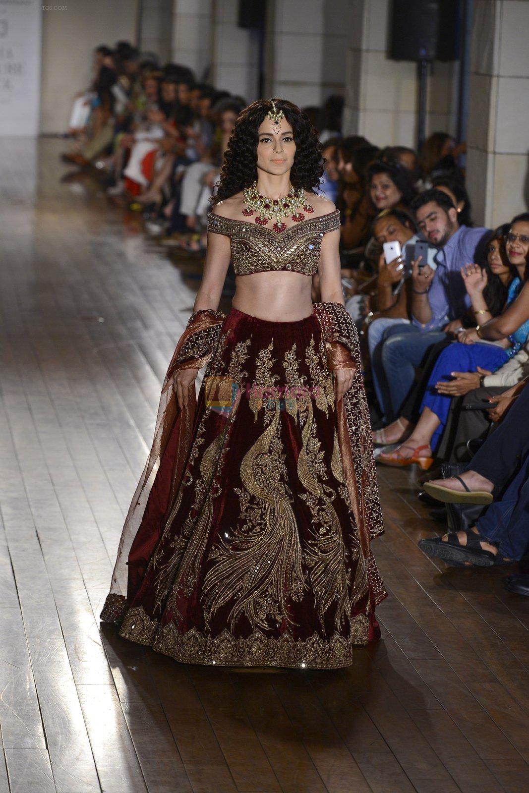 Kangana Ranaut walks for Manav Gangwani latest collection Begum-e-Jannat at the FDCI India Couture Week 2016 on 24 July 2016