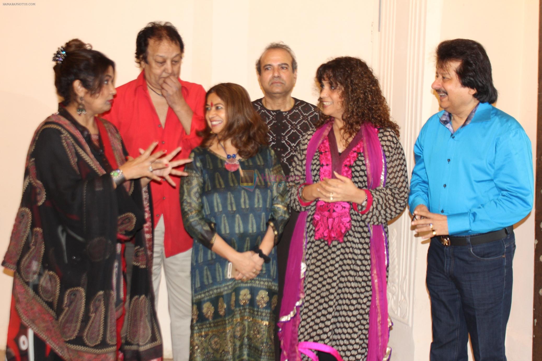 Ghazal singers including Pankaj Udhas Bhupinder Singh &  Mitali Singh  Anuradha Paudwal Rekha Bharadwaj Suresh Wadkar & Penaz Masani together for a rehearsal forthcoming Khazana Ghazal Festival-7