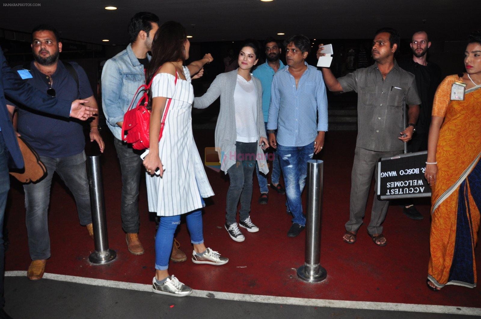 Jacqueline Fernandez, Varun Dhawan snapped at airport on 27th July 2016