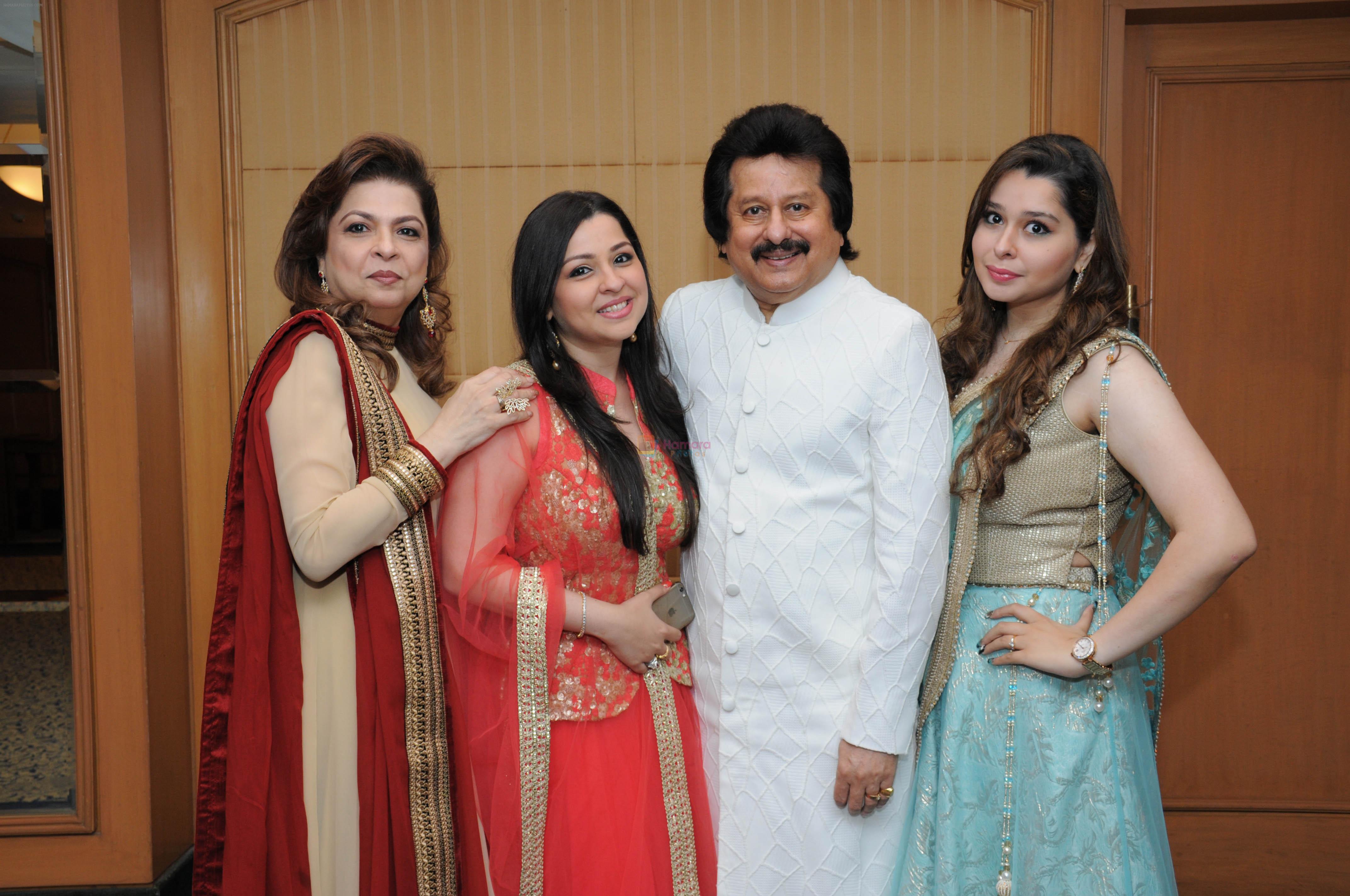 Pankaj udhas with wife Farida Udhas and daughter Nayaab and Rewa Udhas at Ghazal Festival in Mumbai on 30th July 2016