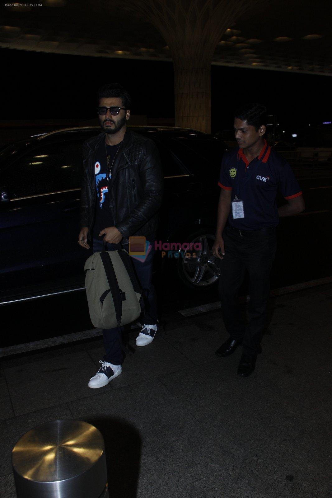 Arjun Kapoor snapped at the airport on 1st Aug 2016