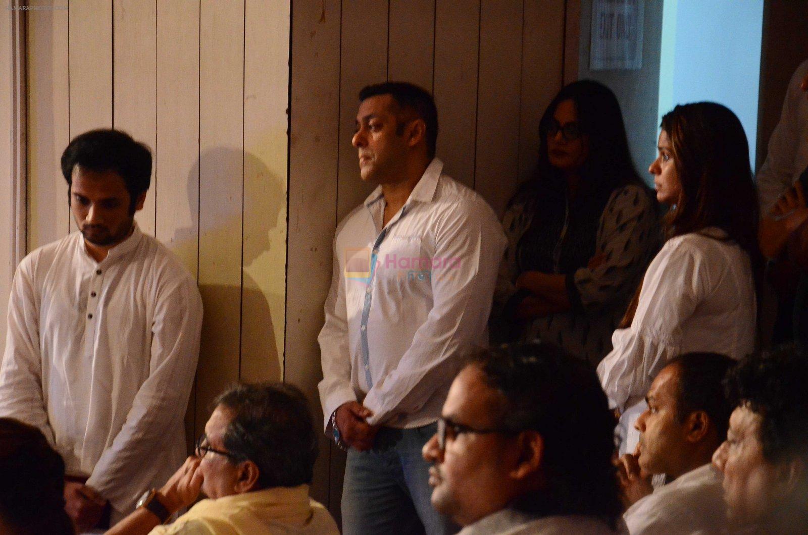 Salman Khan at Rajat Barjatya prayer meet on 31st July 2016