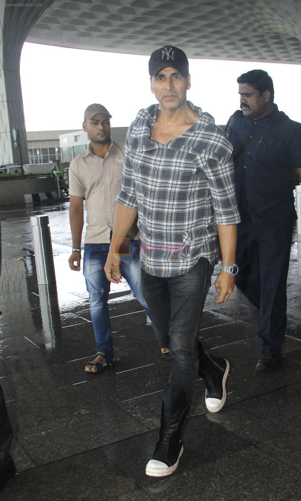 Akshay Kumar snapped at airport on 1st Aug 2016