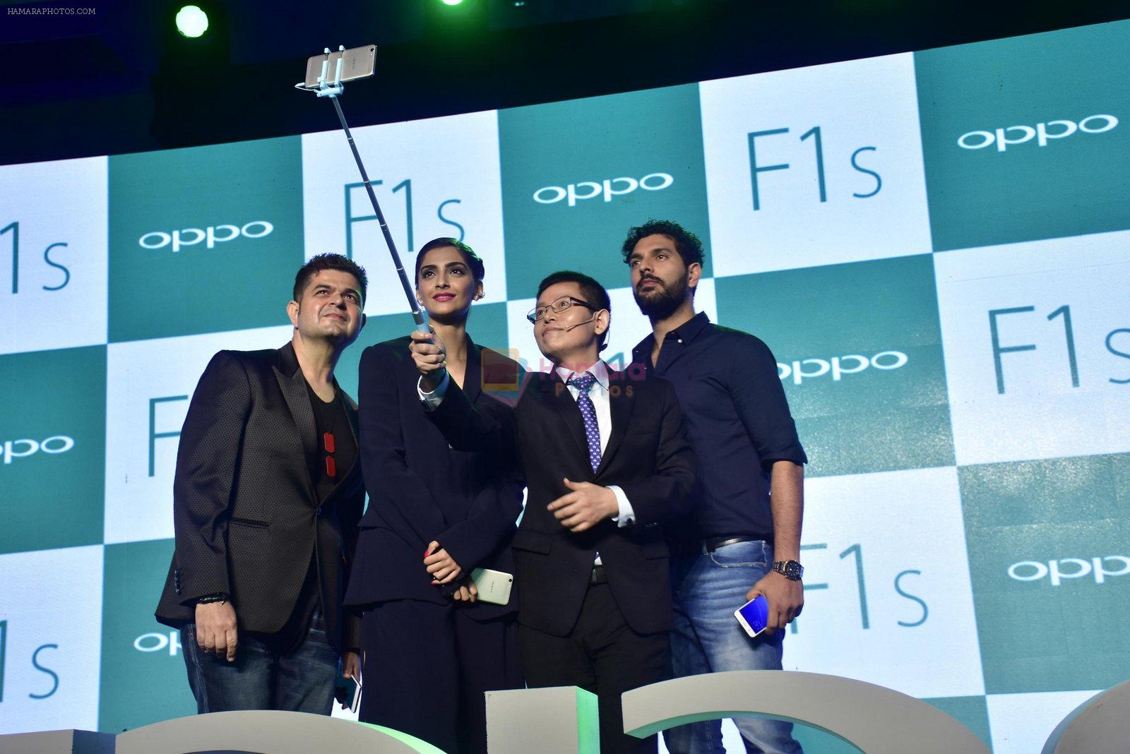 Sonam Kapoor, Yuvraj Singh, Dabboo Ratnani at Oppo F1s mobile launch in Mumbai on 3rd Aug 2016