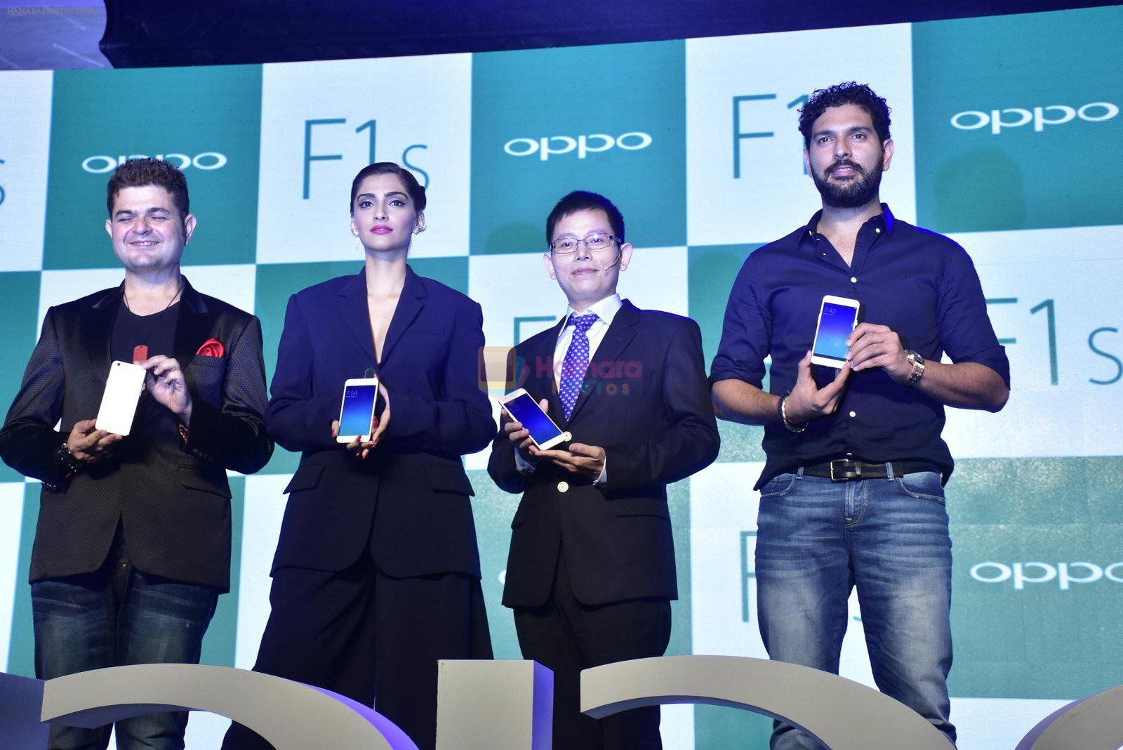 Sonam Kapoor, Yuvraj Singh, Dabboo Ratnani at Oppo F1s mobile launch in Mumbai on 3rd Aug 2016