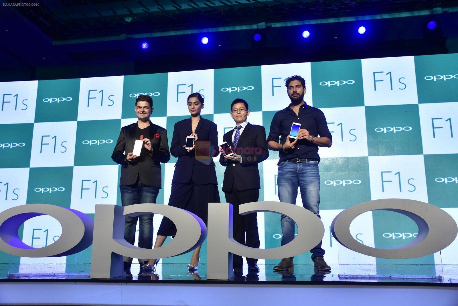 Sonam Kapoor, Yuvraj Singh, Dabboo Ratnani at Oppo F1s mobile launch in Mumbai on 3rd Aug 2016