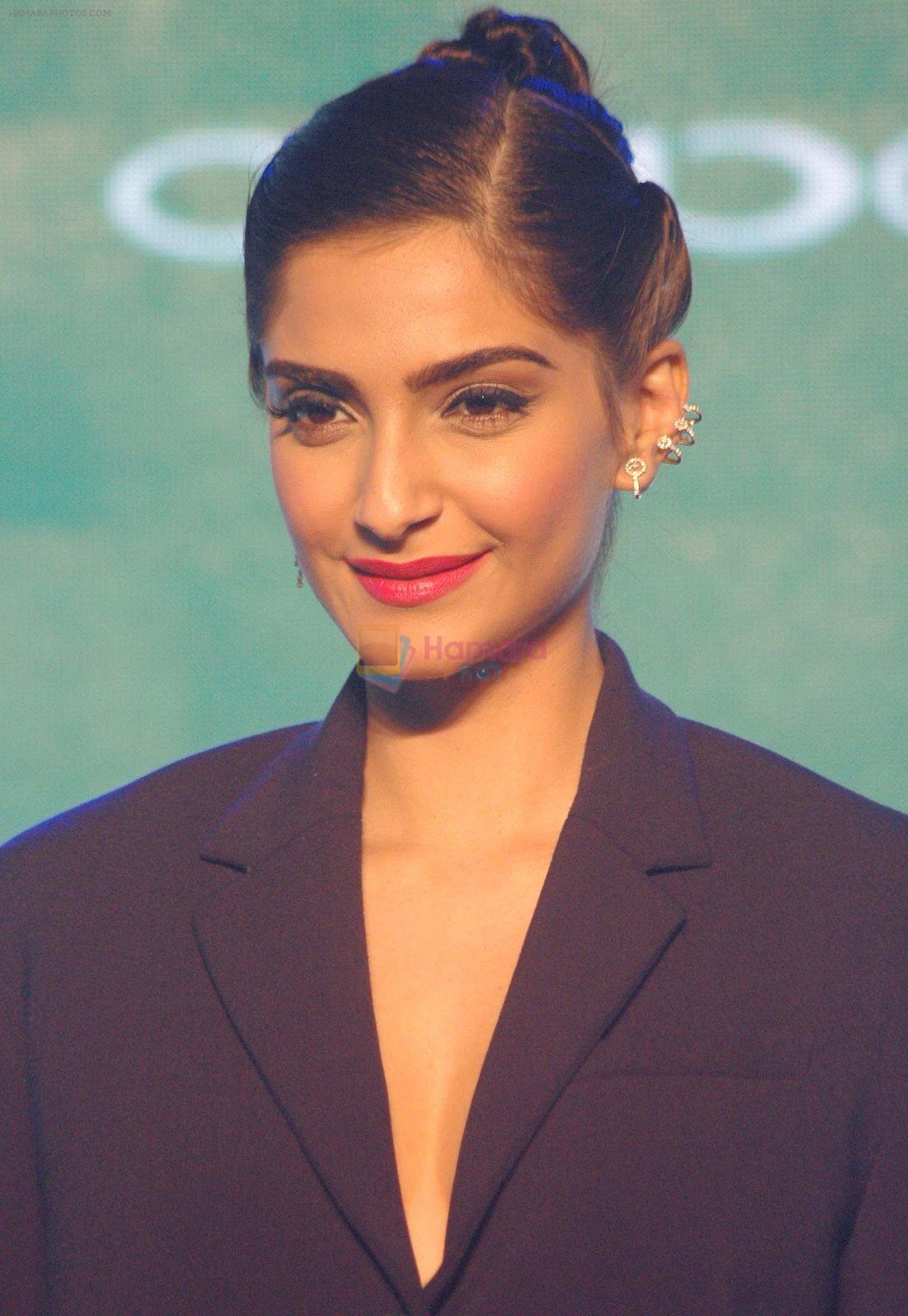 Sonam Kapoor at Oppo F1s mobile launch in Mumbai on 3rd Aug 2016