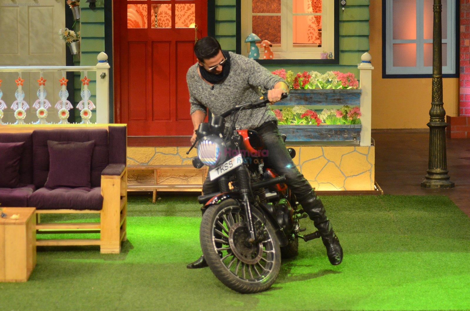 Akshay Kumar promote Rustom on the sets of The Kapil Sharma Show on 5th Aug 2016
