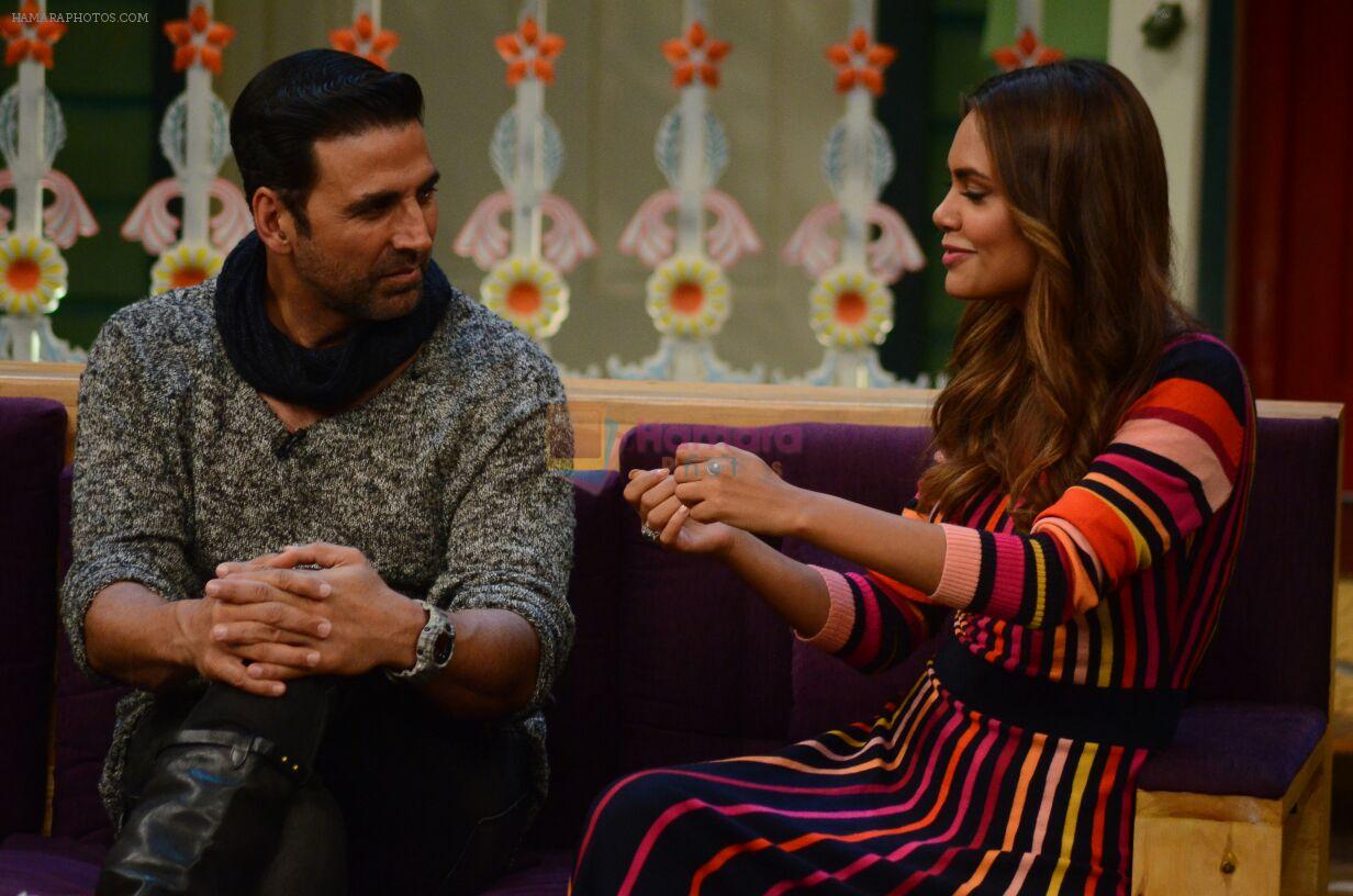 Akshay Kumar, Esha Gupta promote Rustom on the sets of The Kapil Sharma Show on 5th Aug 2016