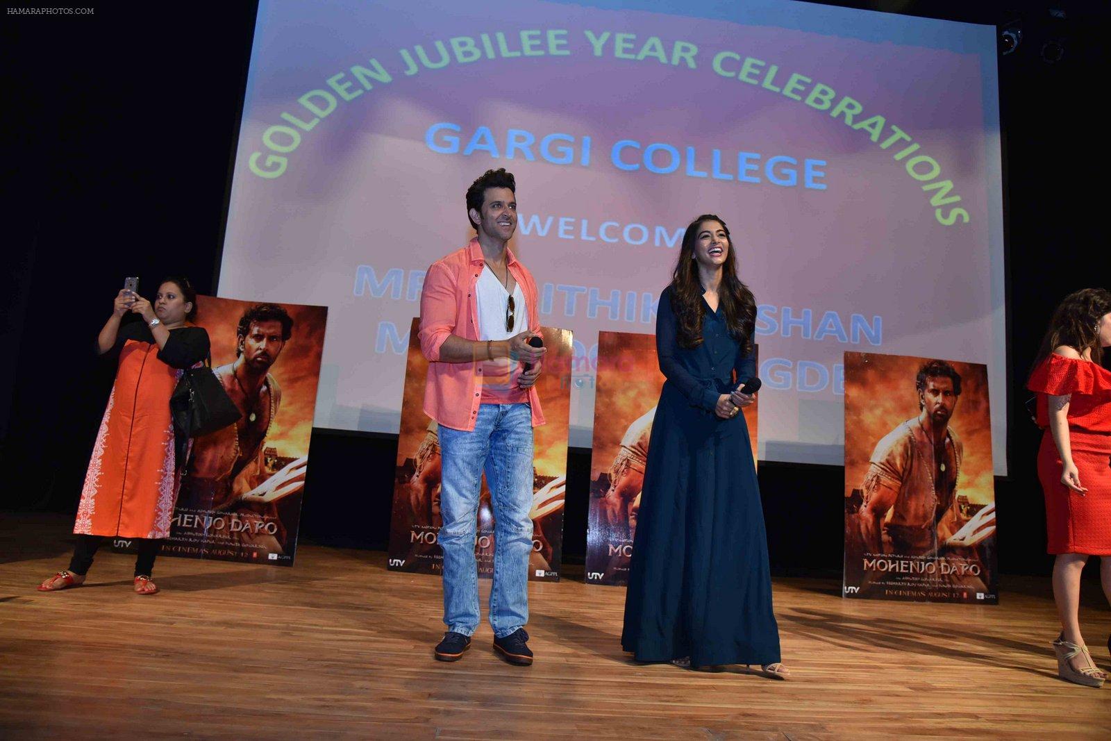 Hrithik Roshan, Pooja Hegde at Mohenjo Daro promotions in Gargi college on 5th Aug 2016