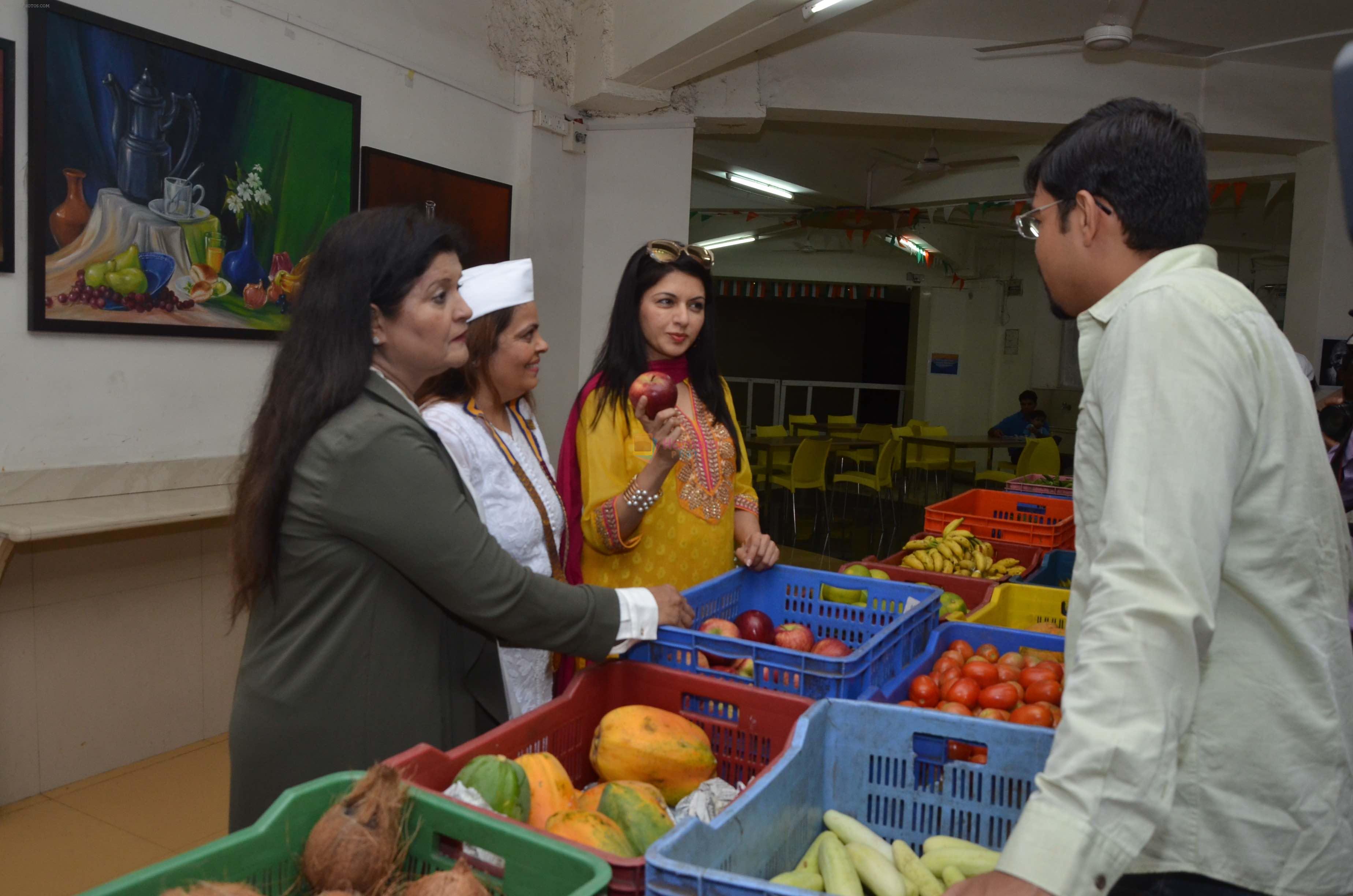Urvashi Thacker, Meera Sheth & Bhagyashree inaugurated the Juhu Organic Farmer's Market on 14th Aug at Jamnabai Narsee School